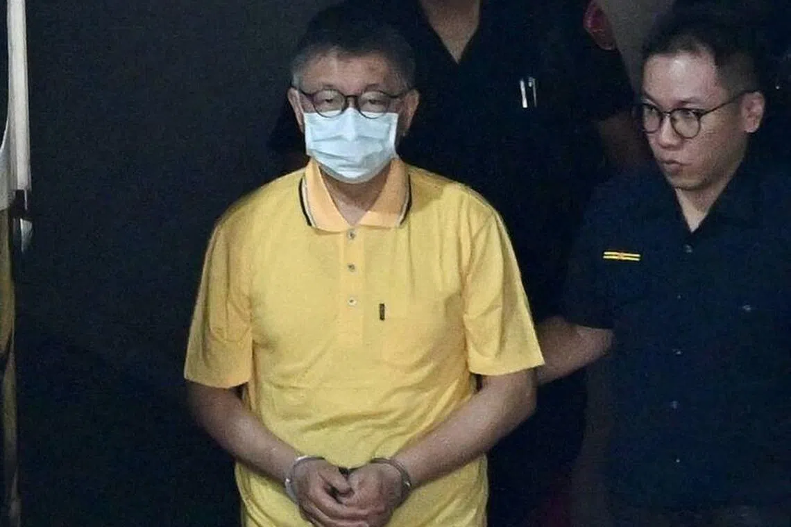 柯文哲9月10日戴着手铐，身穿黄色被告制服到台北地检署应讯。（自由时报）