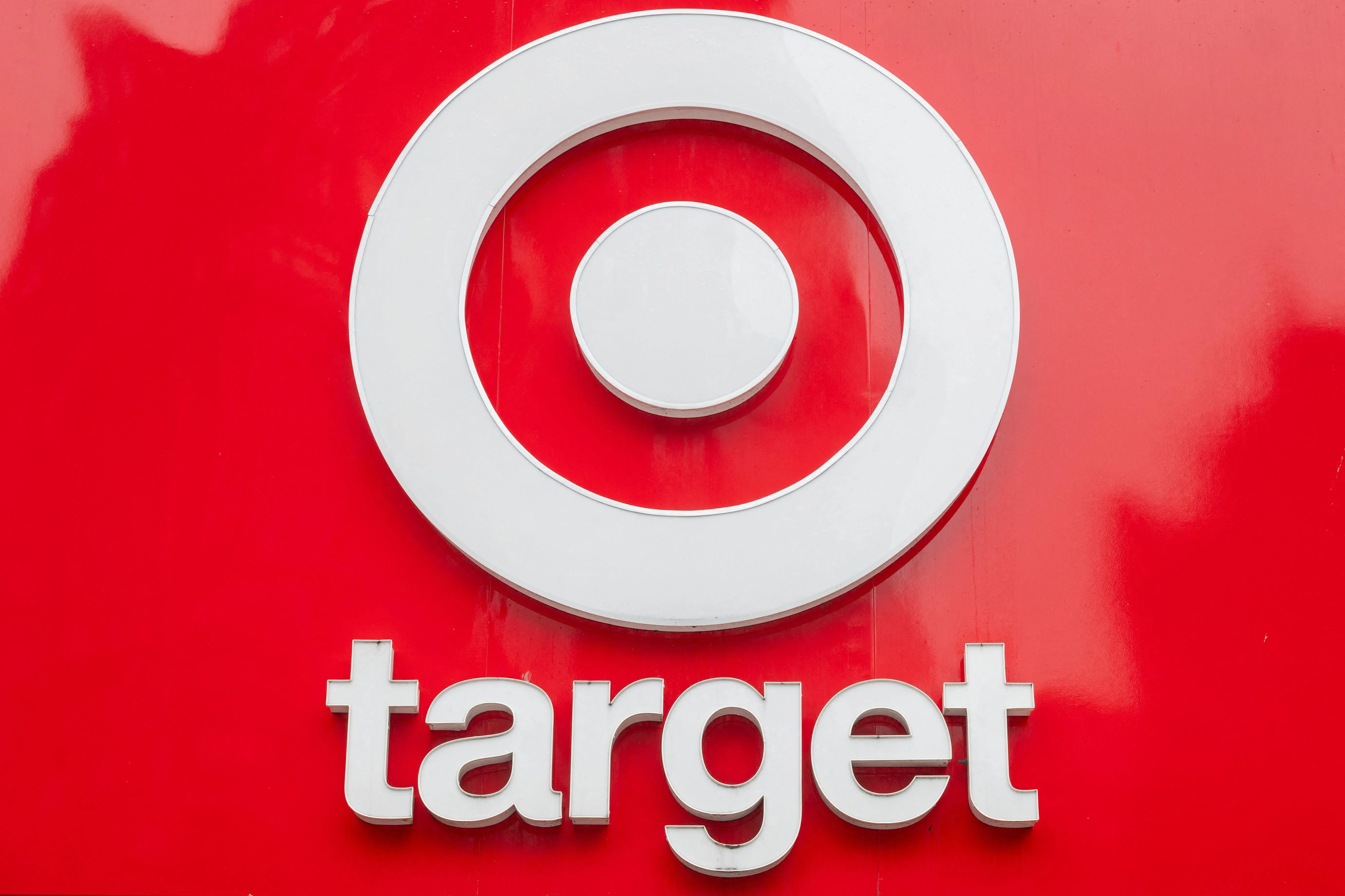 Target高管们强调，在经历了消费者可自由支配支出下降的艰难时期后，该公司业务确实是取得了进展。实体商店和网站流量虽然仍同比下降，但是环比却是连续第二季度有所改善。（法新社）