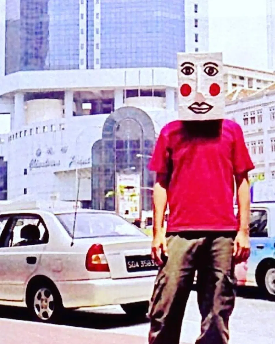潘家定的行为艺术“流动鼠团”前往全岛各处取景拍观光照。（受访者提供）