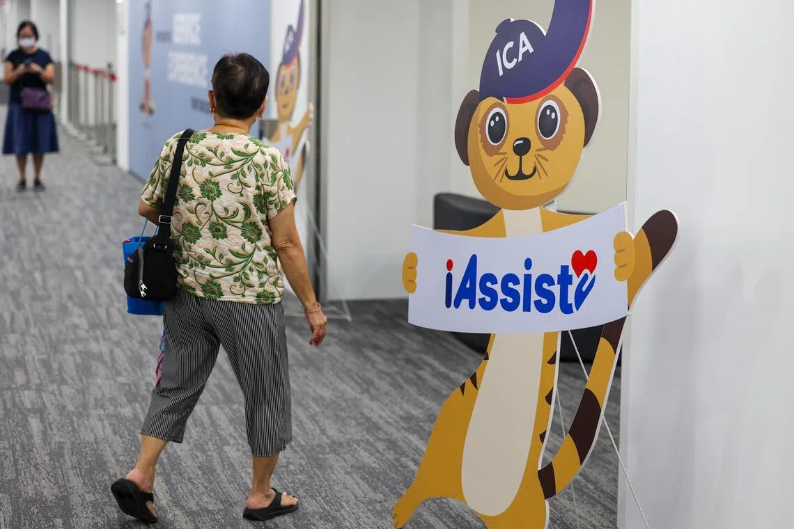 为服务不熟悉数码操作的人群，移民局也设立“iAssist”区域。（林明顺摄）