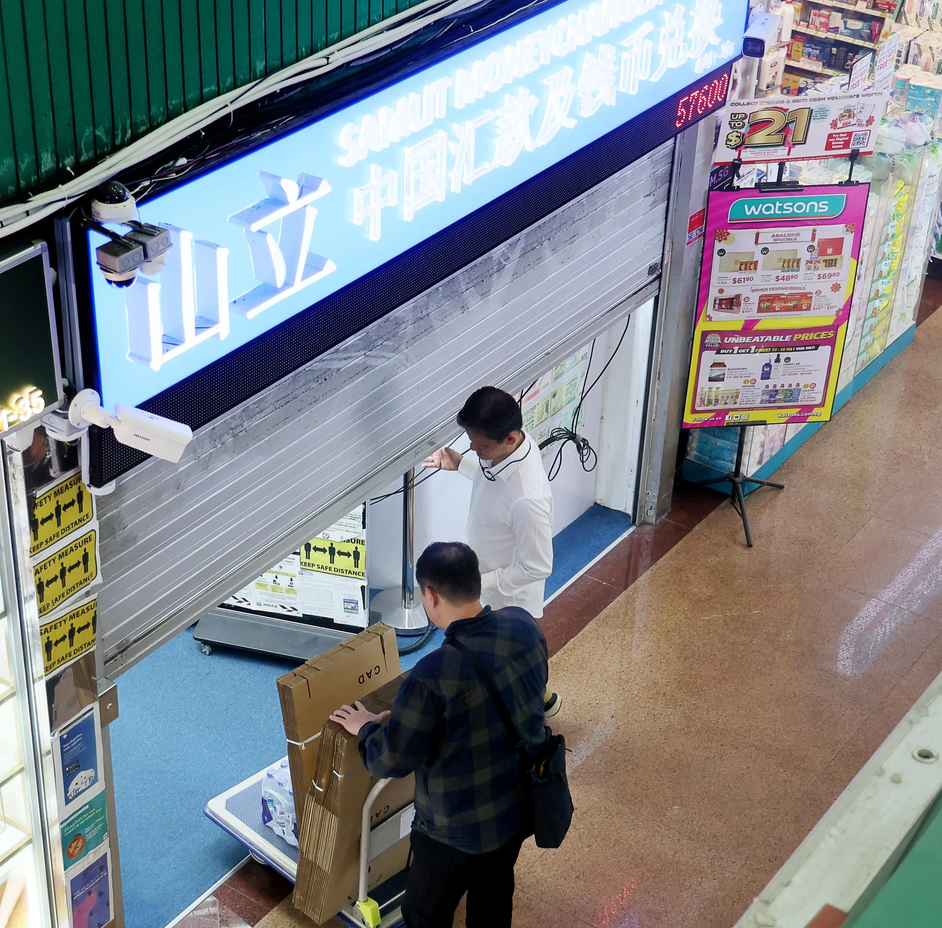 便衣警员于2024年2月上山立汇款公司搜证。（档案照片）