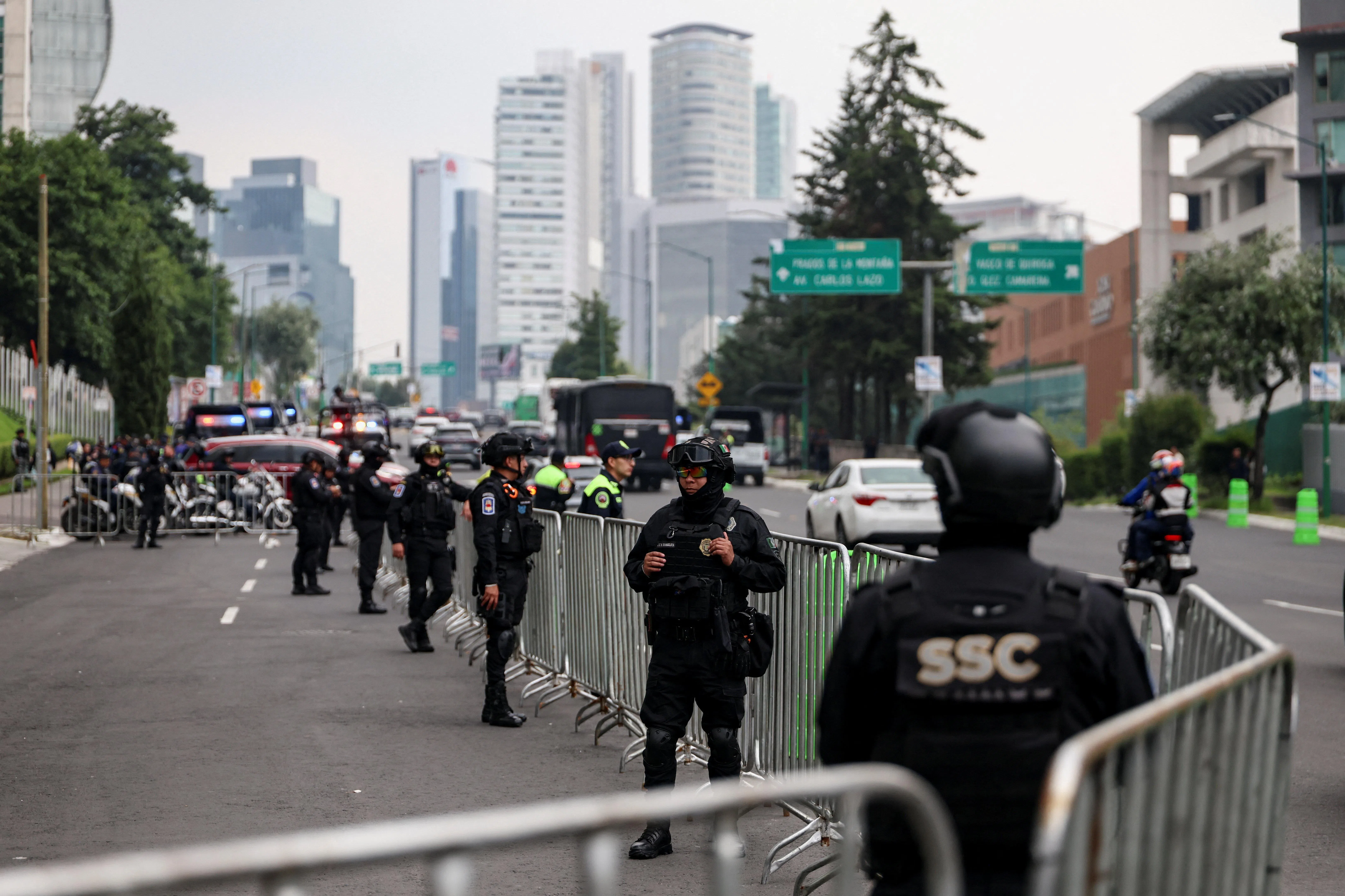鉴于先前发生的惨案，墨西哥城警方在英格兰队驻扎的酒店外建立起警戒线。（路透社）