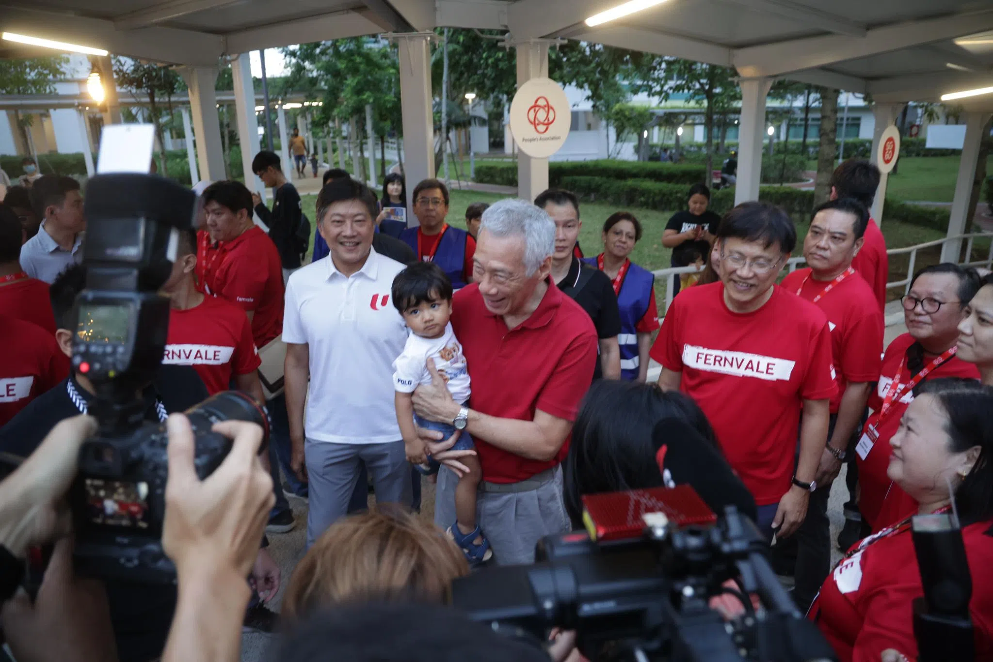 国务资政李显龙（中）和负责芬薇尔区的宏茂桥集选区议员颜添宝（右二）3月16日出席了芬薇尔社区的活动，黄志明（白衣者）出席活动时站在李资政身旁。（蔡家增摄）