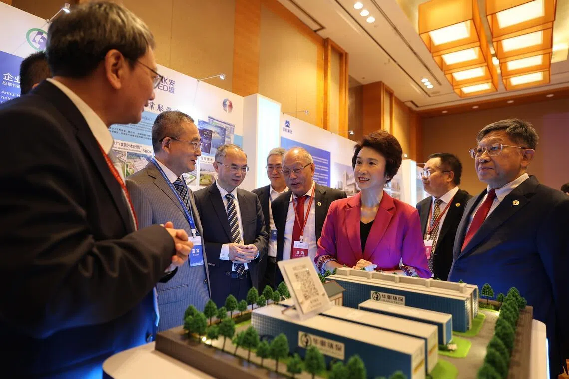 贸工部兼文化、社区及青年部高级政务部长刘燕玲（右三）与中国企业代表交流。左起是安徽华骐环保科技股份有限公司董事长王健、副董事长郑俊，中国驻新加坡大使曹忠明 、安徽华骐环保总裁郑杰、 新加坡中华总商会董事胡进胜 、中国机电产品进出口商会副会长石永红，以及中华总商会会长高泉庆。（萧紫薇摄）