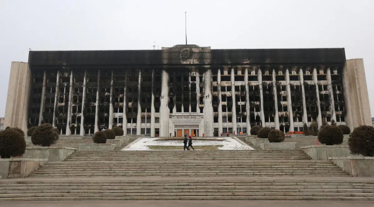 示威者冲进阿拉木图市长办公大楼，在各楼层放火，造成很大破坏。（路透社）