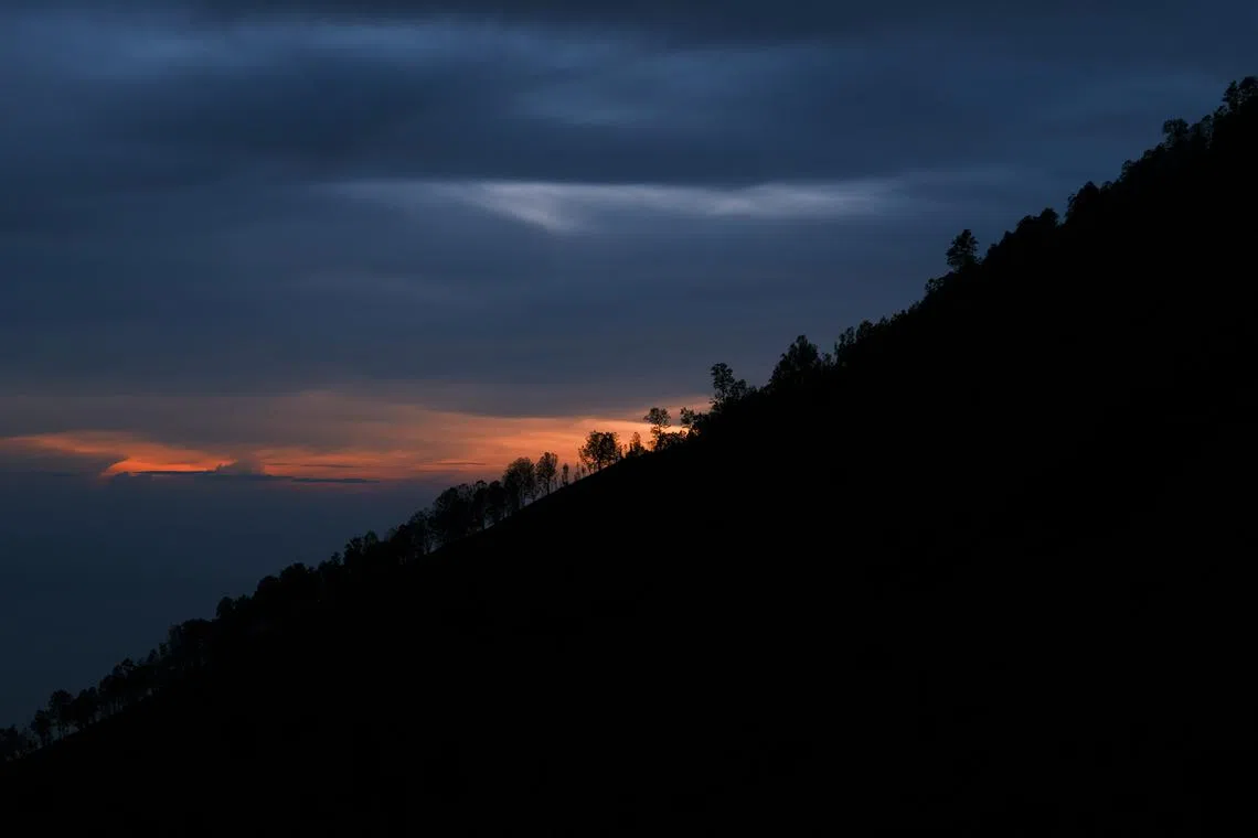 黎明时分的默拉皮山（Mount Merapi）剪影，这是一片紧邻伊真火山的山脉和自然保护区。（钟俊鸿摄）