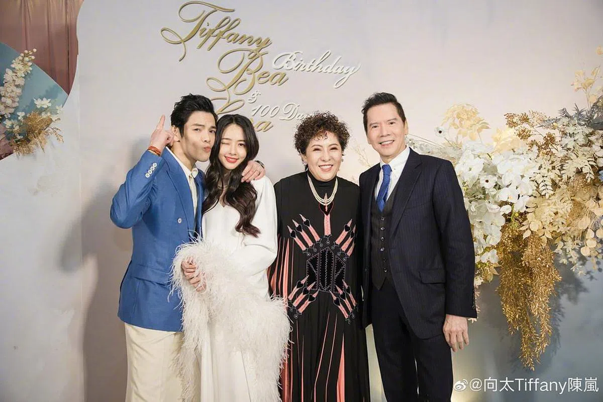 向太（右二）对媳妇郭碧婷（左二）疼爱有加。（互联网）