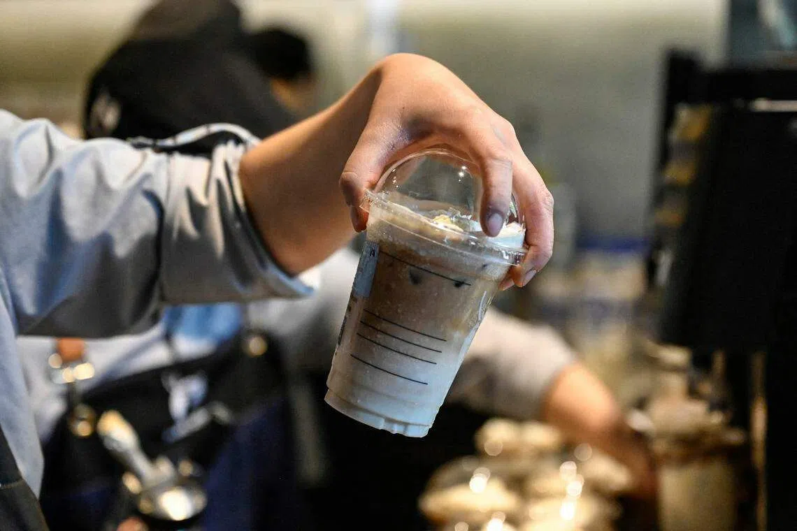 这款“酱香拿铁”在中国网络上的评价呈两级，有人觉得味道奇怪，有人喜欢它喝起来像酒心巧克力。（法新社）