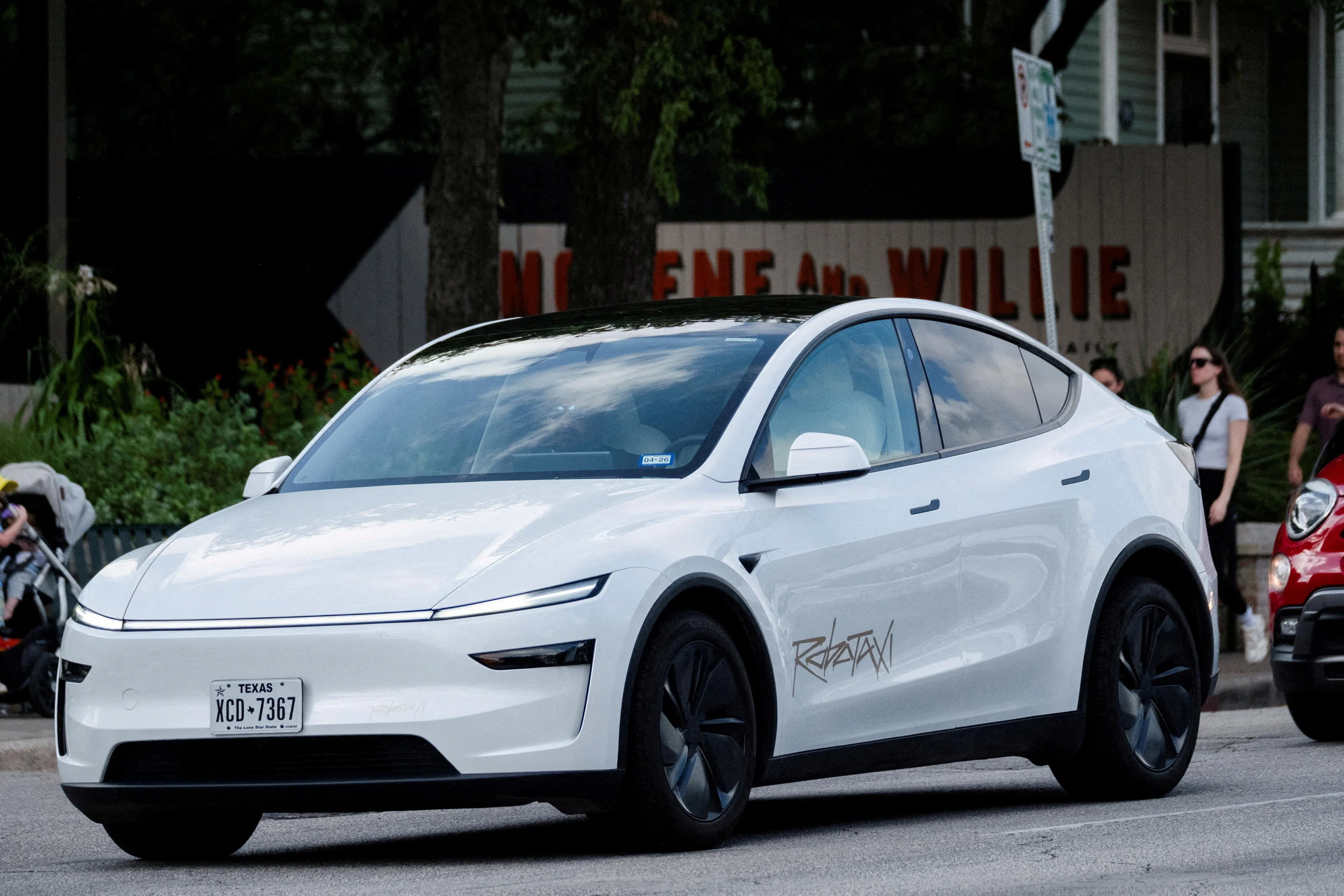 特斯拉已证实，它在奥斯汀的Robotaxi服务正在扩展到高速公路。安全操作员将在开始阶段坐在驾驶座上。（路透社）