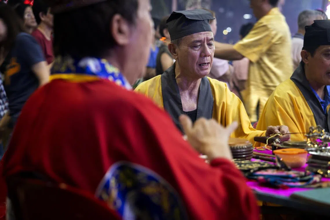 黎卓梁师傅会参与破地狱仪式前诵经，但不担任主科。（龙国雄摄）