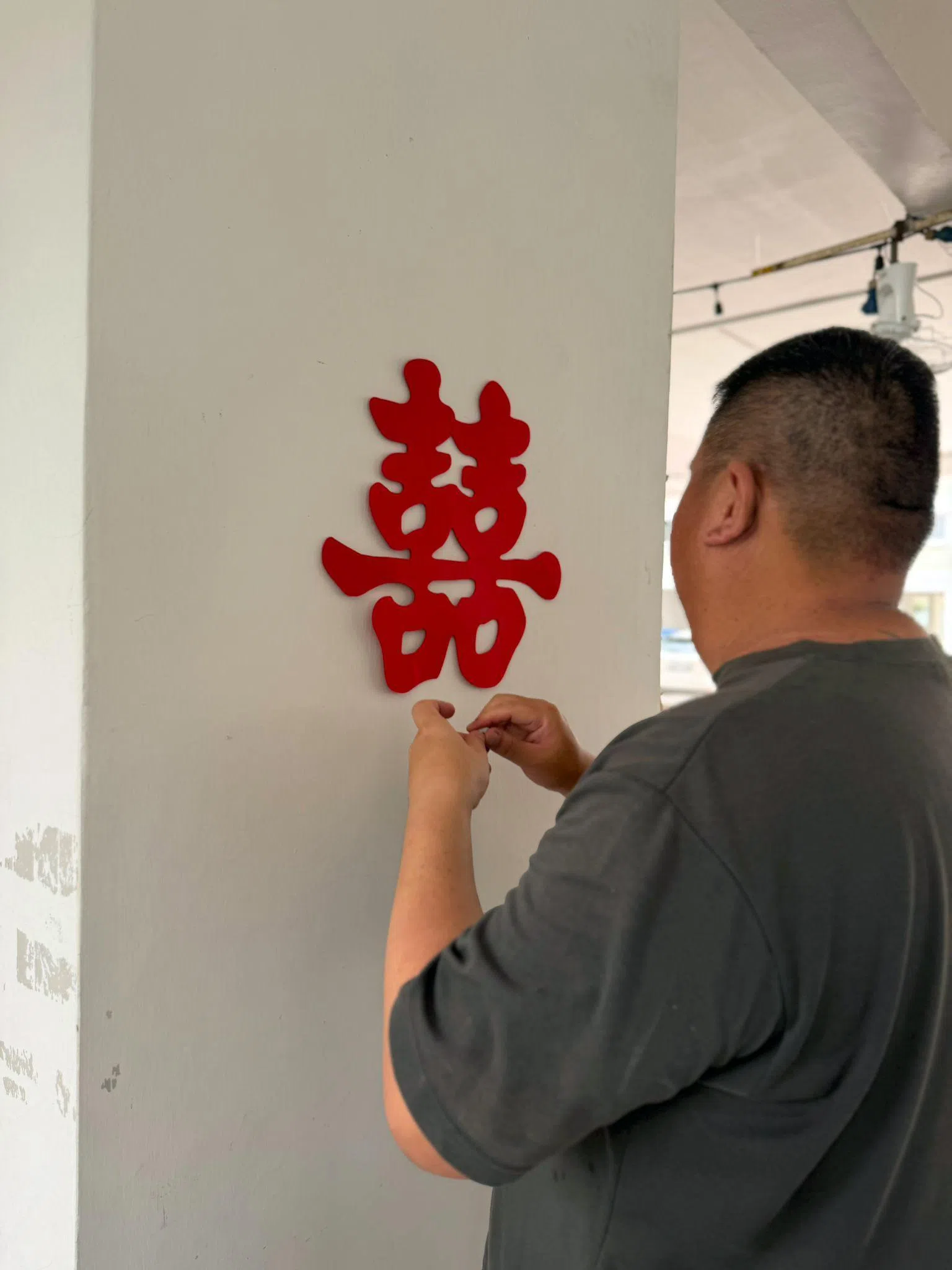 为了增添喜庆氛围，一对新人从网上订购“囍”字贴纸做点缀。（受访者提供）