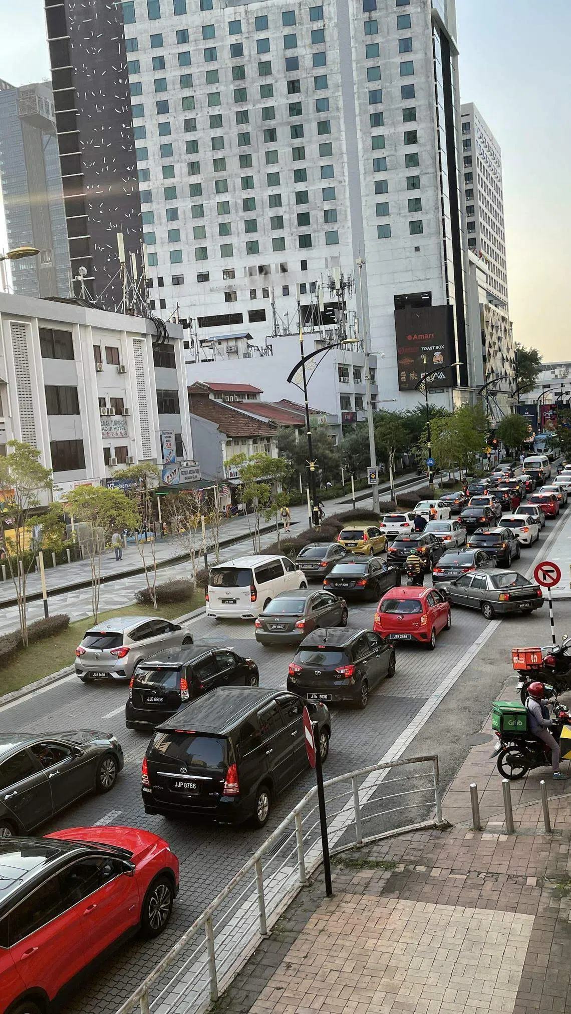 黄亚福街是新山市中心主要道路，也是塞车情况最严重的道路之一。（苏俊翔摄）