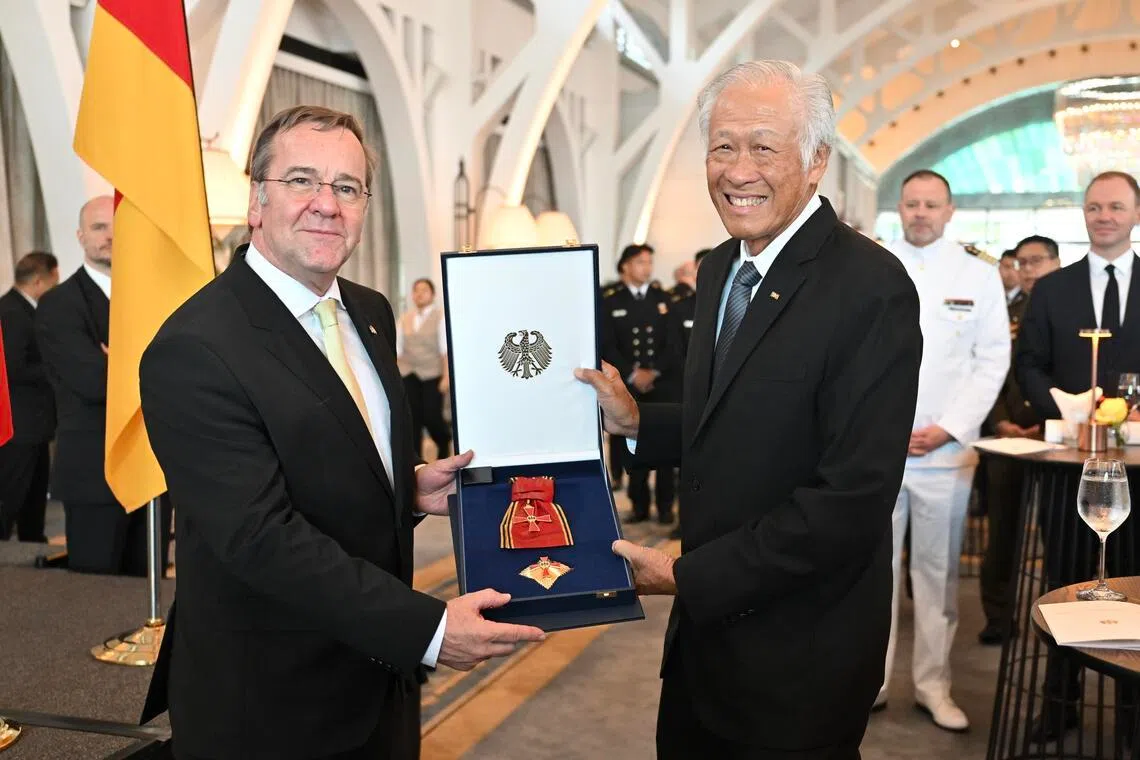 德国国防部长皮斯托留斯（左）向我国前国防部长黄永宏医生（右），颁发德国联邦功绩勋章，表彰他在推动两国防务关系方面的贡献。（国防部提供）