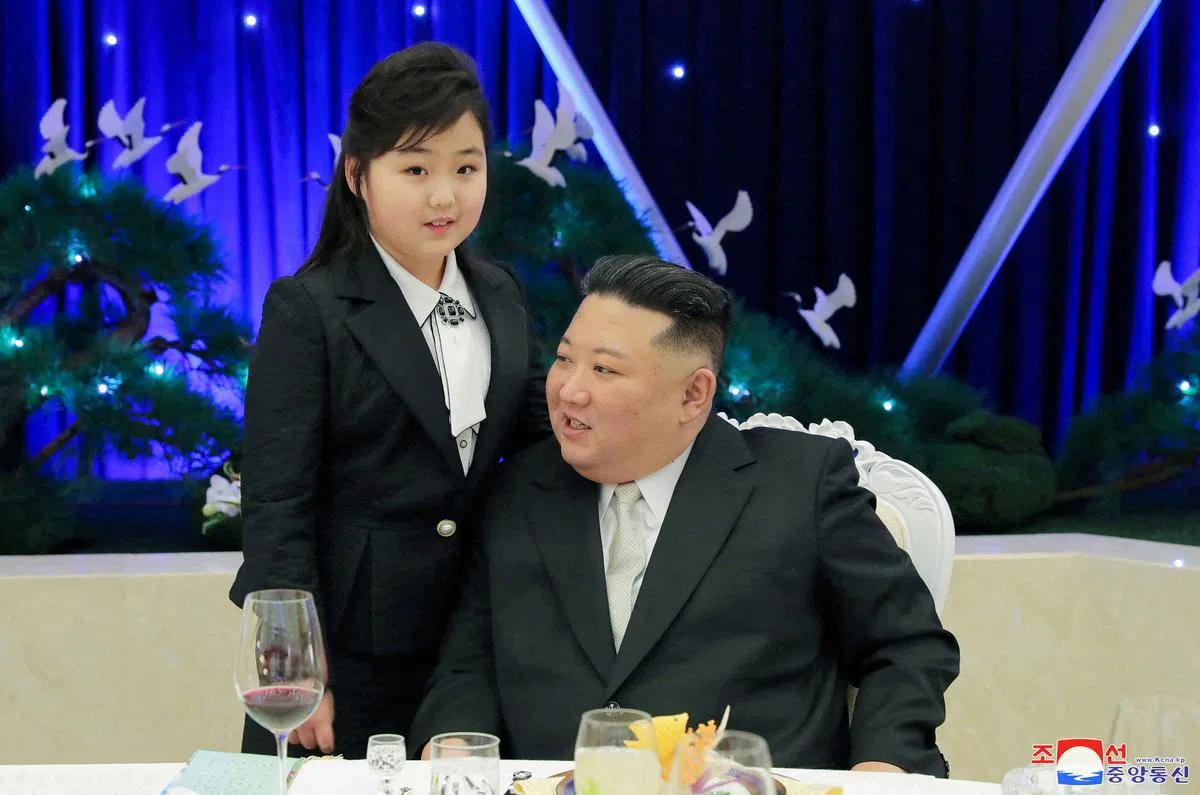 今年2月7日，朝鲜领导人金正恩在朝鲜人民军成立75周年的宴会上与女儿金珠爱交谈。（朝中社）