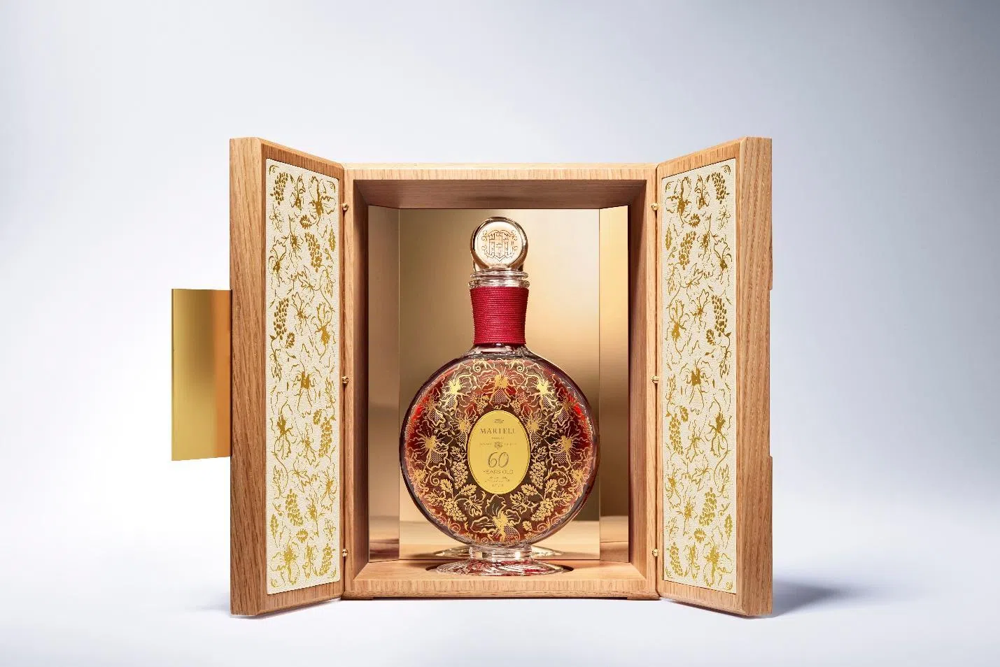 法国干邑马爹利（Martell）推出限量版SG60年干邑，全球限量发行12瓶。（酒商提供）