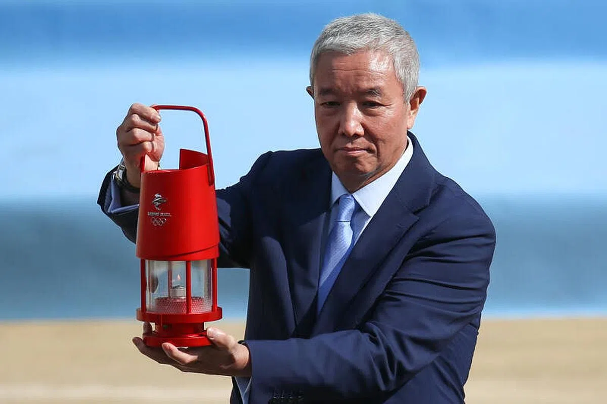 北京冬奥组委特别代表、北京冬奥组委副主席于再清前天（19日）在希腊举行的交接仪式上展示北京冬奥会火种灯。（新华社）