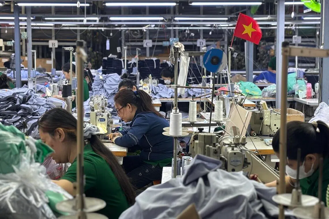美国是越南最大的出口市场，主要出口商品包括电子产品和服装。图为越南工人在胡志明市一家服装厂工作。（档案图片）