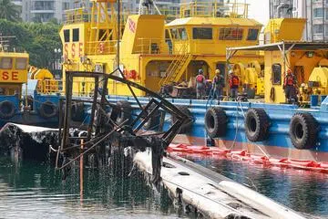 一个疑似烧毁的金属框架被打捞上岸。（海峡时报）