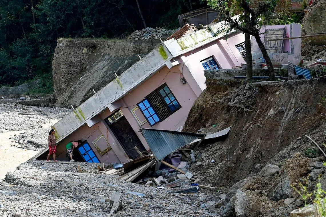 10月1日，在加德满都郊区拉利特布尔区（Lalitpur），山体滑坡把房子连根拔起。（法新社）