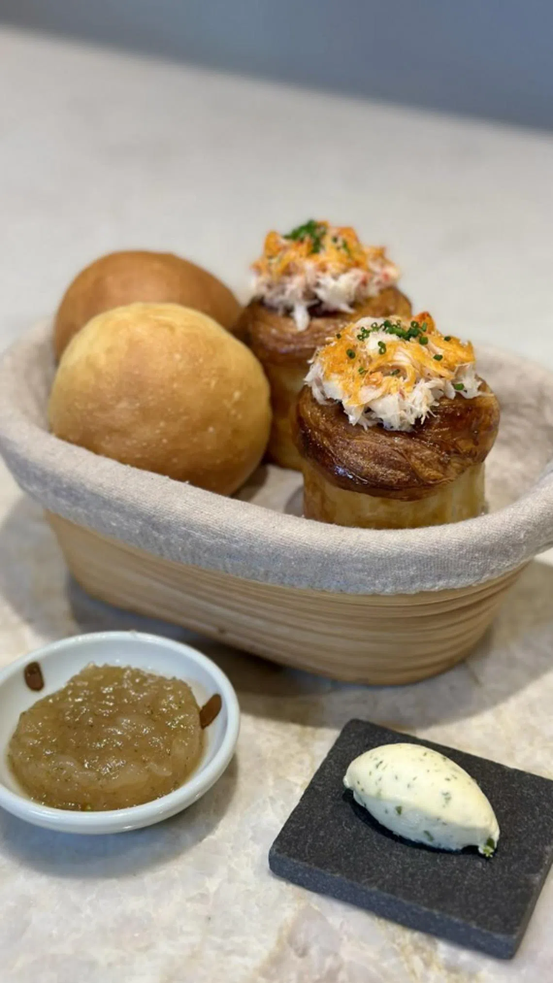 牛奶软面包配泰国龙眼果酱（左）、冬炎口味面包涂紫菜牛油，不同食材组合，为甜点带来新滋味。（餐馆提供）