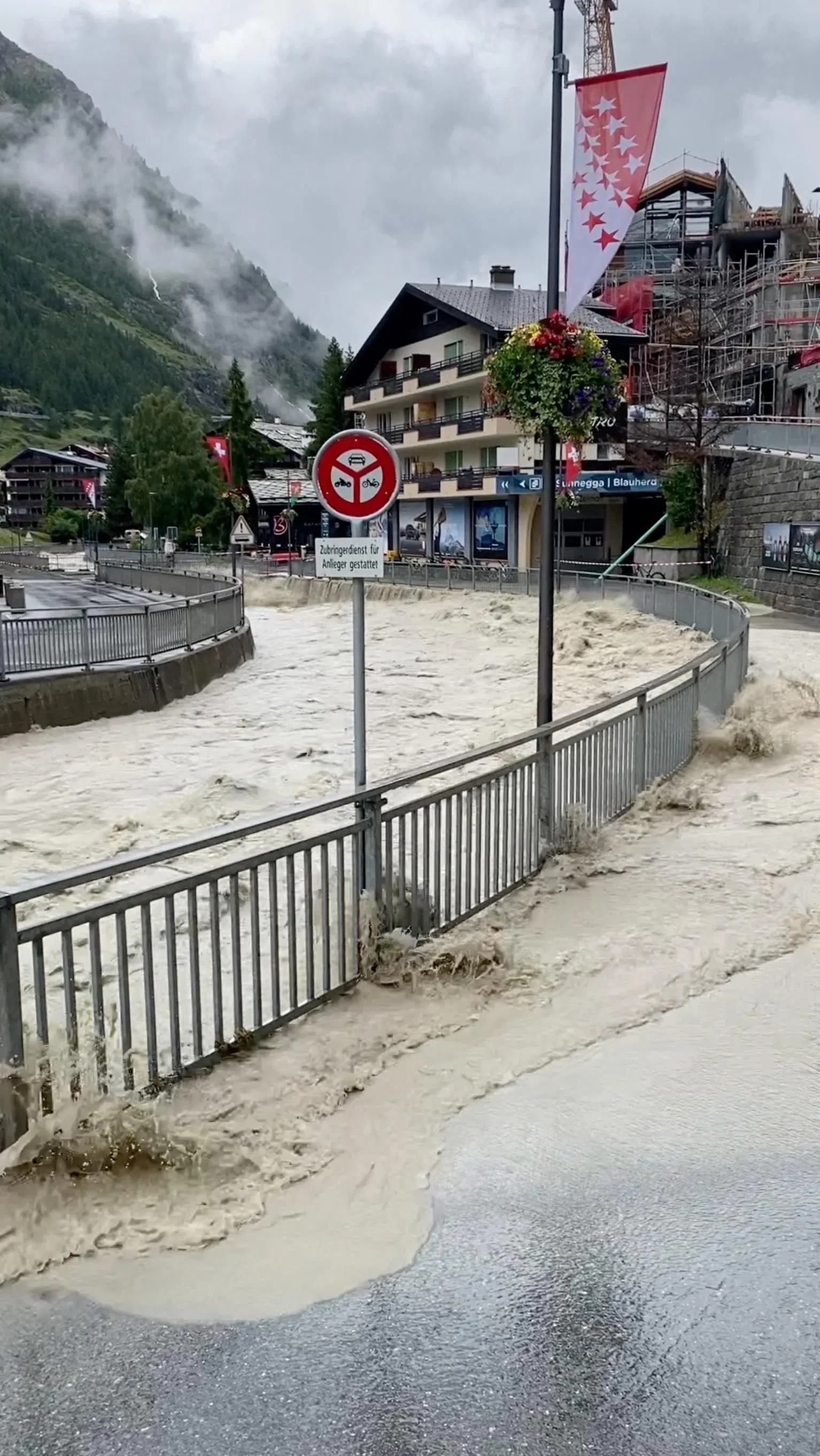 采尔马特镇多处地区被洪水淹没。（路透社）