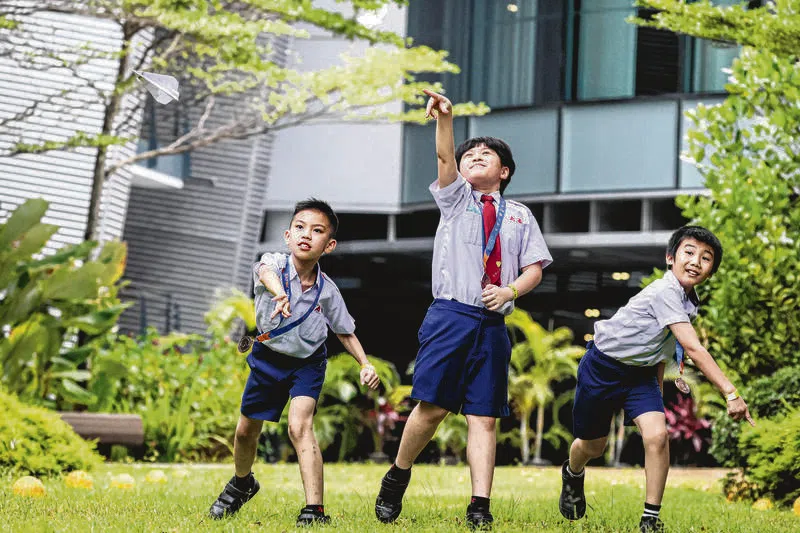 南侨小学的许炜峰（左起）、陈卓恩和郑凯仁今年是第一次参加新加坡神奇飞行器比赛。