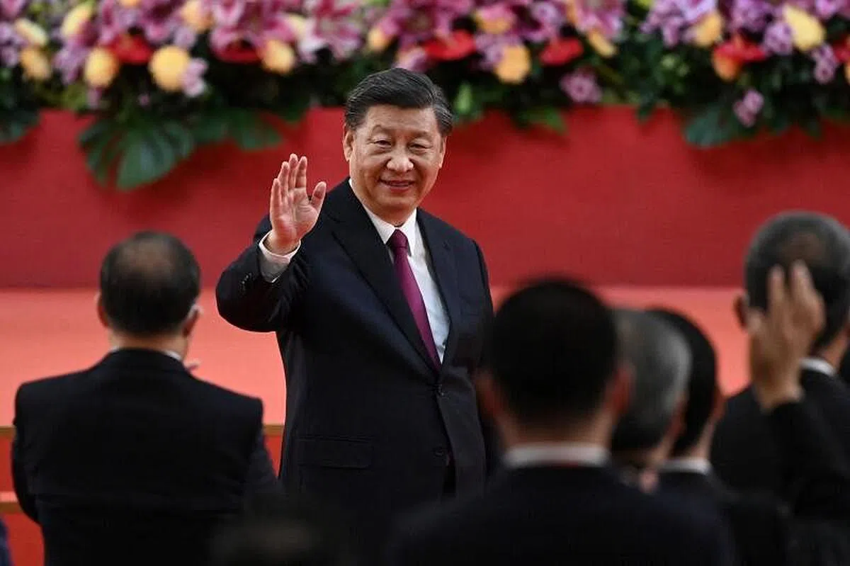 中国国家主席习近平在新一届港府宣誓就职仪式结束后挥手致意。（法新社）