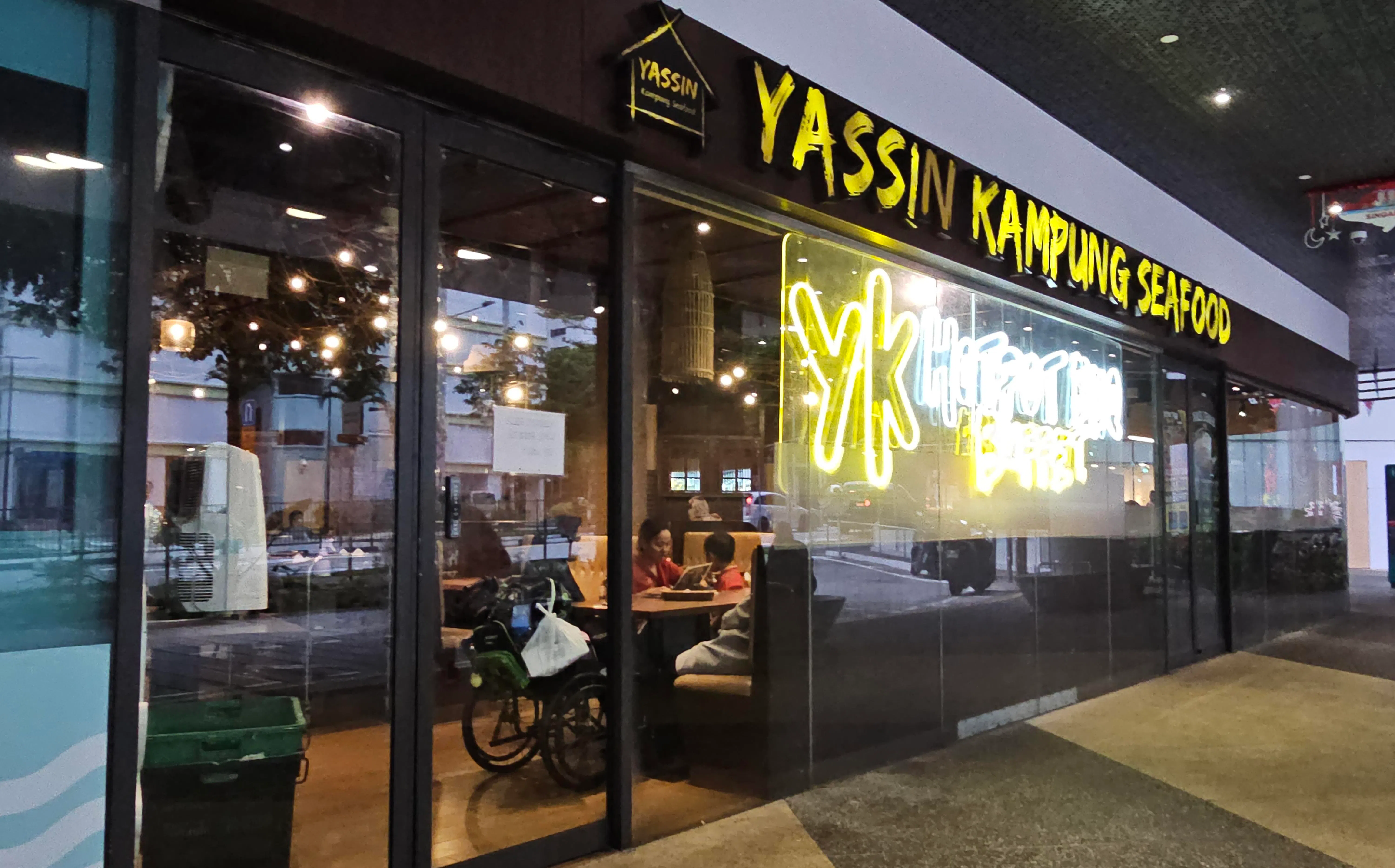 位于海军部的Yassin海鲜餐馆被指售卖的炒饭内有蟑螂。（蔡振鸿摄）