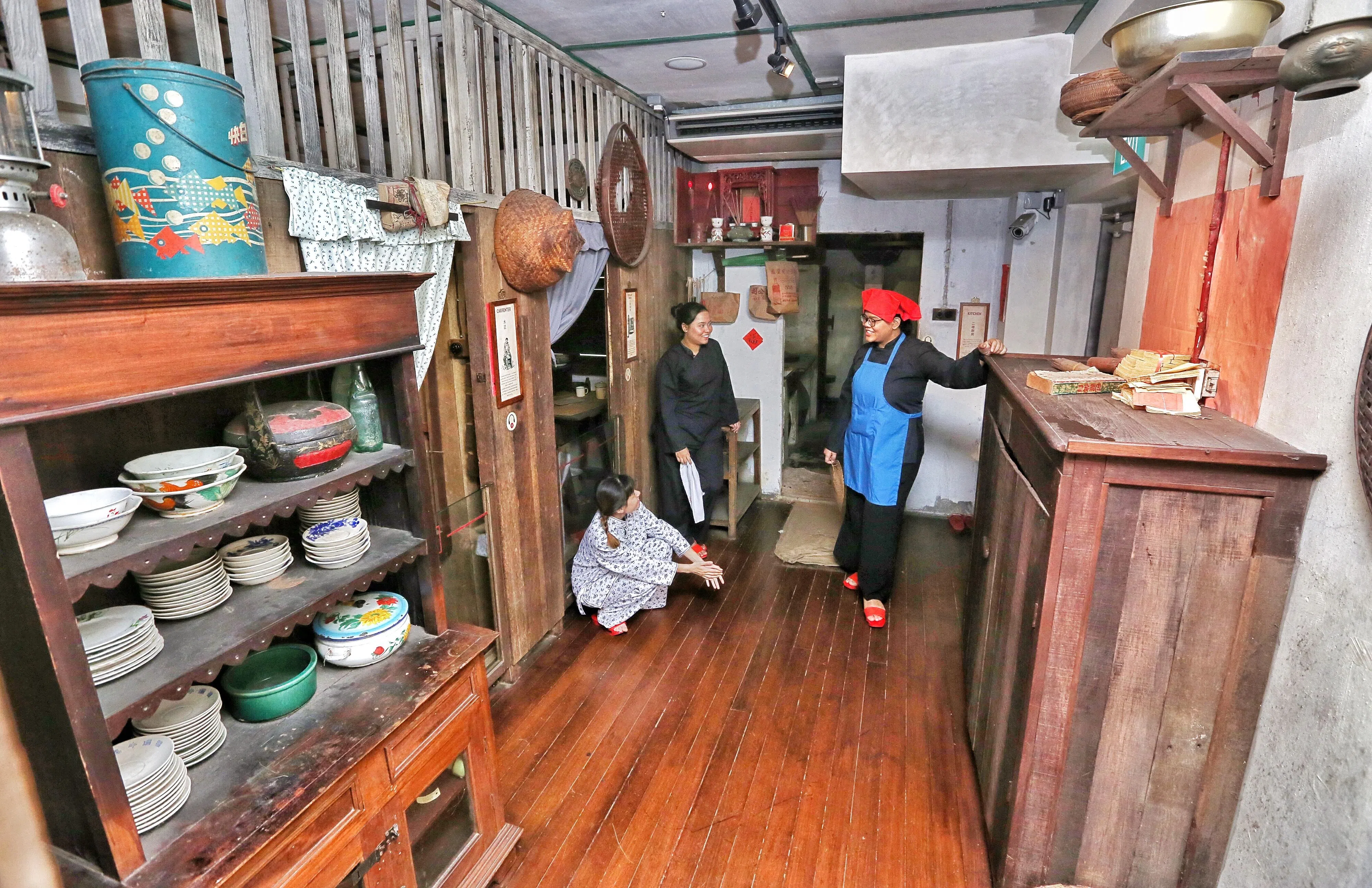 牛车水原貌馆最初在2002年开幕，通过展示古早物件，重现早期牛车水老店屋的生活面貌，为访客提供沉浸式的参观体验。图为原貌馆在2020年关闭前的展示。（档案照片）