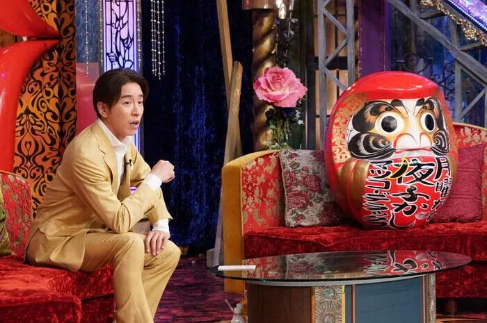 松子因病休假，村上信五（左）曾独挑大梁主持，表现称职。（互联网）