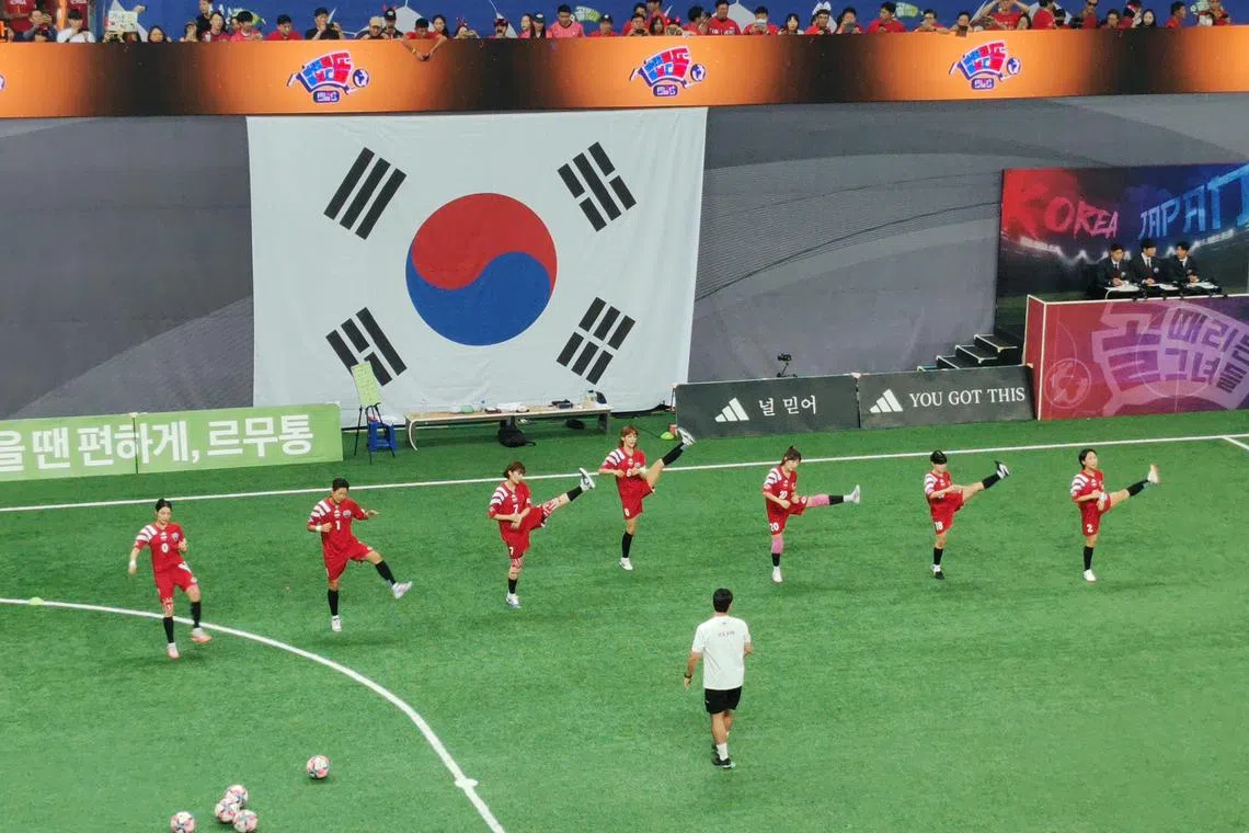 韩国球员们赛前热身，左起为姜宝蓝、许京熙、朴志晏、郑慧仁、Kisum、徐琦和金辅炅。（陈明耀摄）