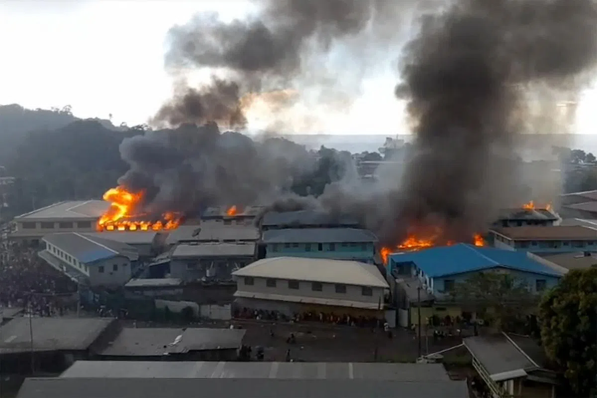 所罗门群岛首都霍尼亚拉的唐人街部分建筑物遭人纵火。（法新社）