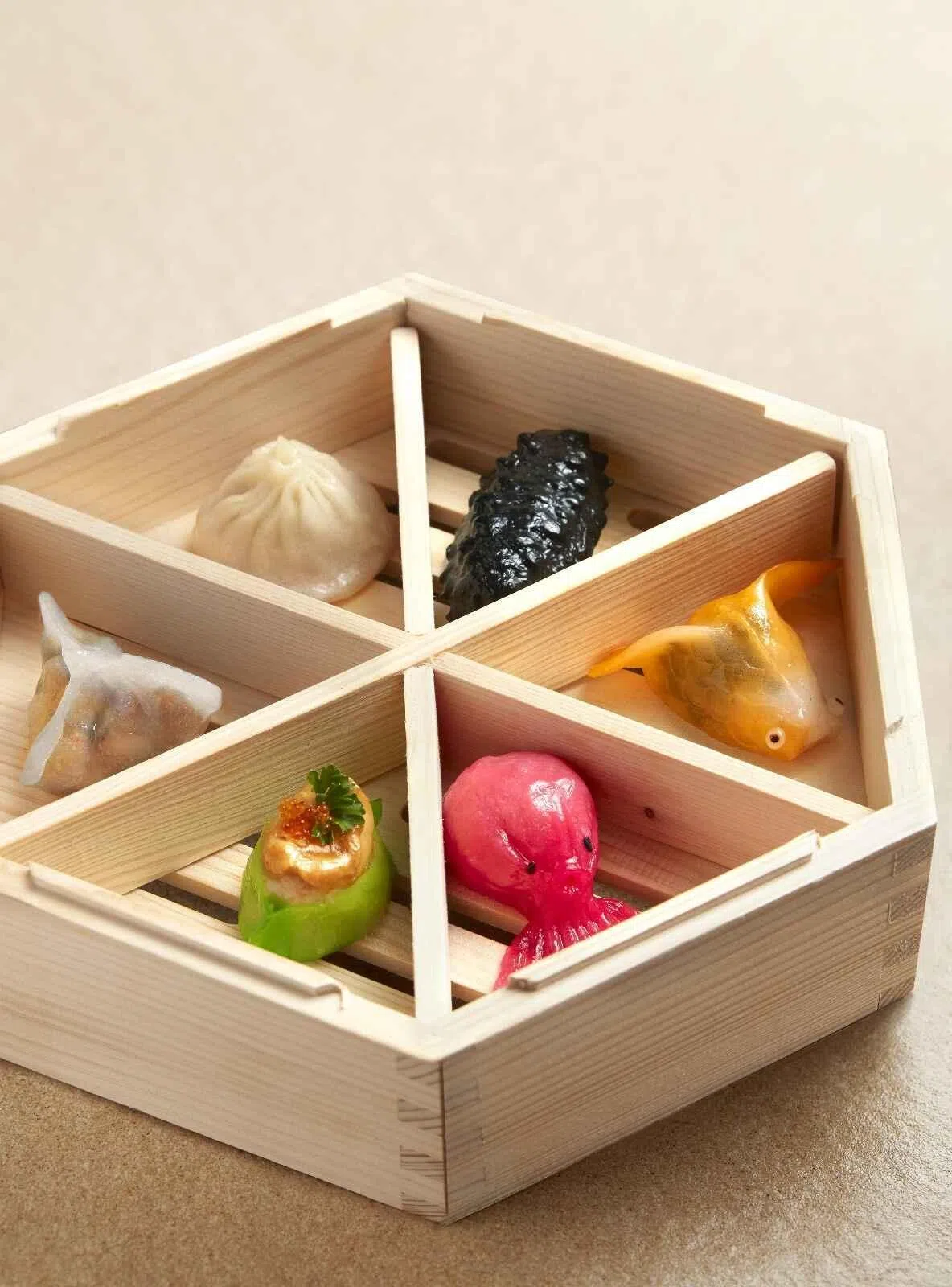 “一笼大满足”在六角形蒸笼里盛放六款特色点心，造型可爱。（餐馆提供）