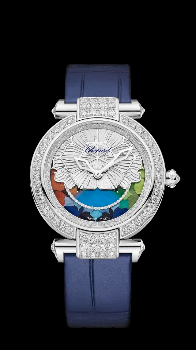 萧邦Imperiale Four Seasons，表盘以珍珠母贝拼花绘制而成，圆盘每365天转动一周，仿佛大地四季流转。（GPHG提供）