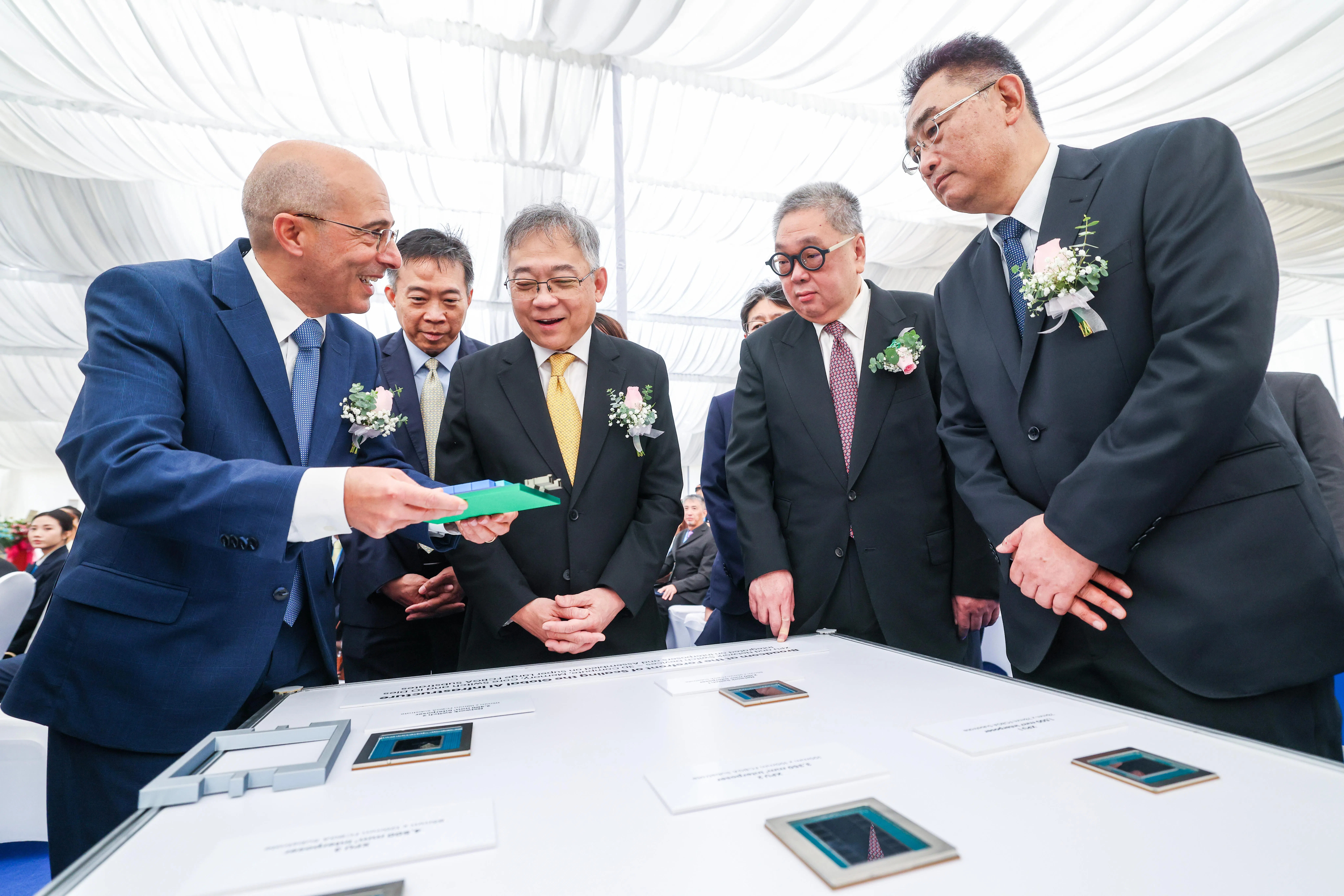 副总理兼贸工部长（贸工）颜金勇（左三）在开幕仪式上说，AST为新加坡半导体产业带来的新岗位，将为新加坡人提供接触先进制造工艺、积累专业技能并推动职业发展的机会。图为博通半导体解决方案集团总裁考瓦斯（Charlie Kawwas，左一）、新加坡经济发展局主席方章文（左二）、博通董事会成员刘则强（右二），以及AST总裁饭田佳之（右一）。（陈斌勤摄）