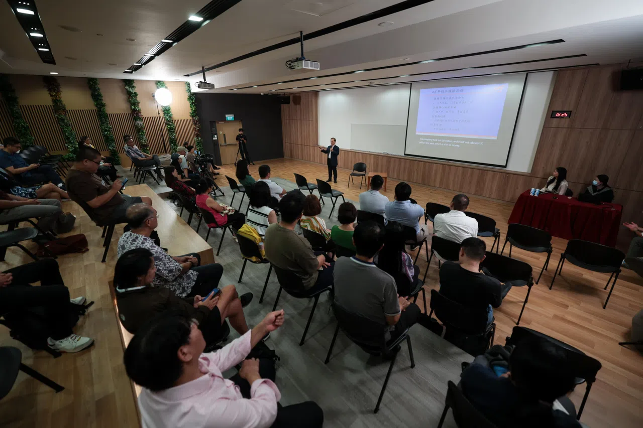 《联合早报》“早起步”炉边对话会第四期9月30日在新加坡社科大学（SUSS）举办，赫比国际执行主席姚晓东向听众分享自己40多年的创业历程和沉浮故事。（张俊杰摄）
