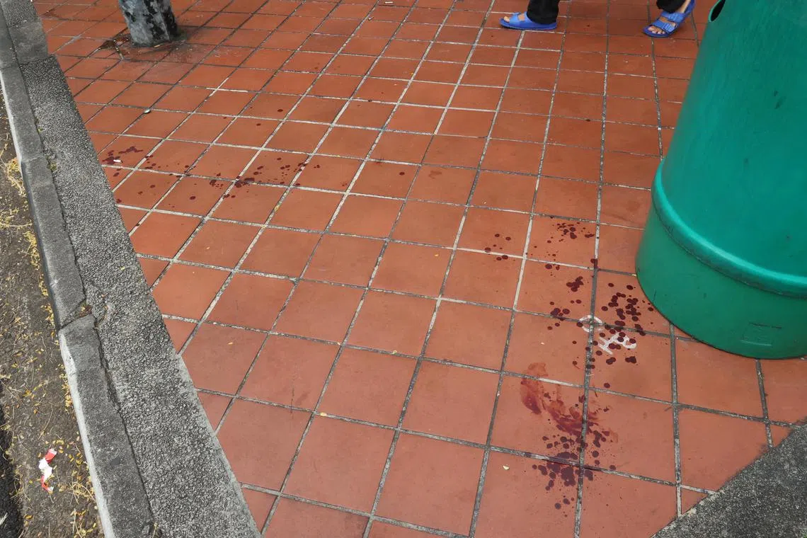 咖啡店外血迹斑斑。（蔡振鸿摄）