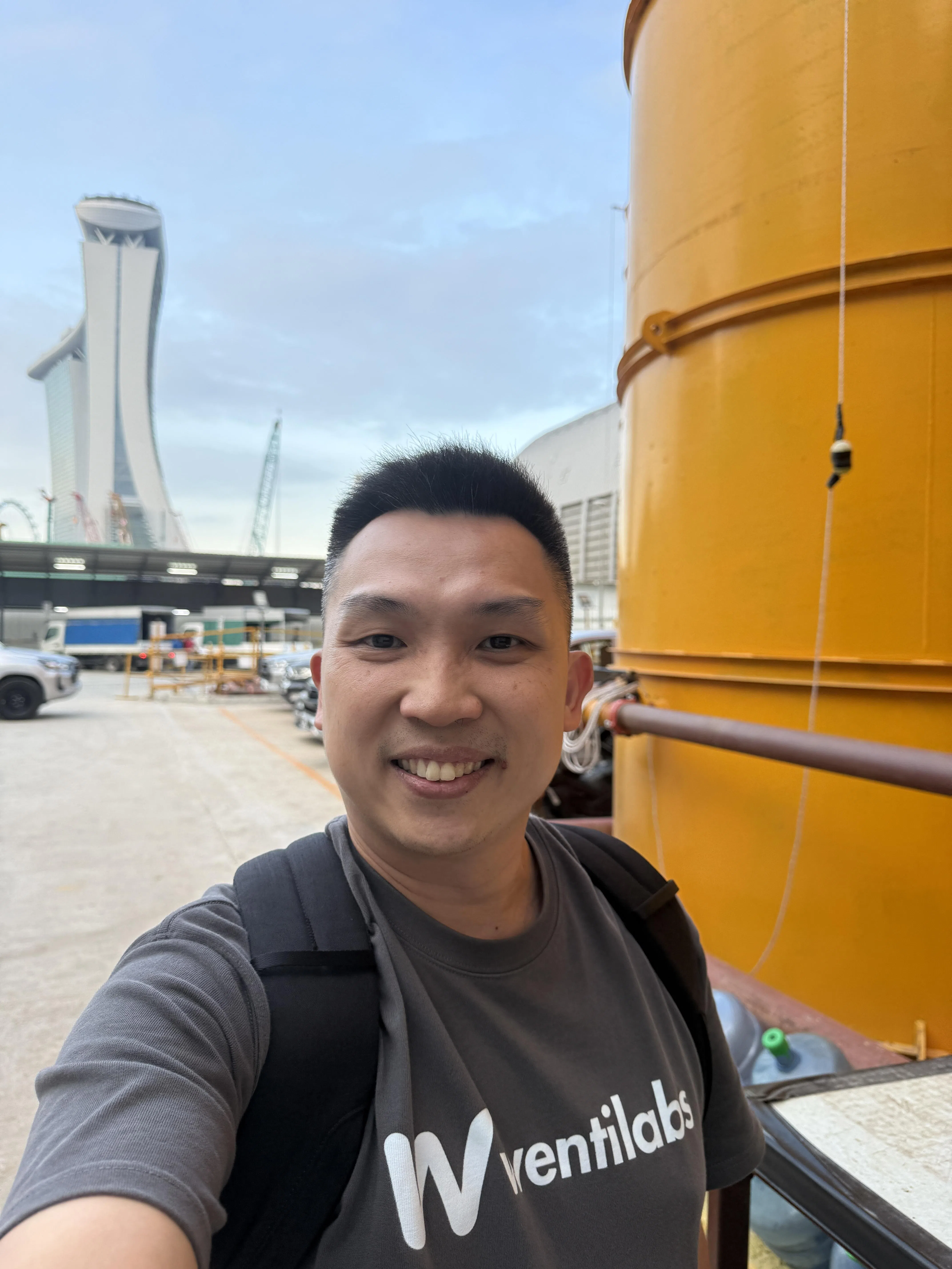 建筑商和合公司是滨海湾金沙扩建工程的主要建筑商，欧子敬有时会到工地视察AI系统运作。（受访者提供）