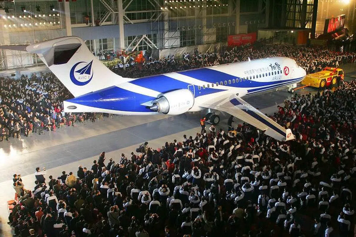 C919并不是第一架中国自主研发制造的民用客机。图为第一家中国制造的小型客机ARJ21（又称“翔凤”）2007年在上海总装下线。（新华社）
