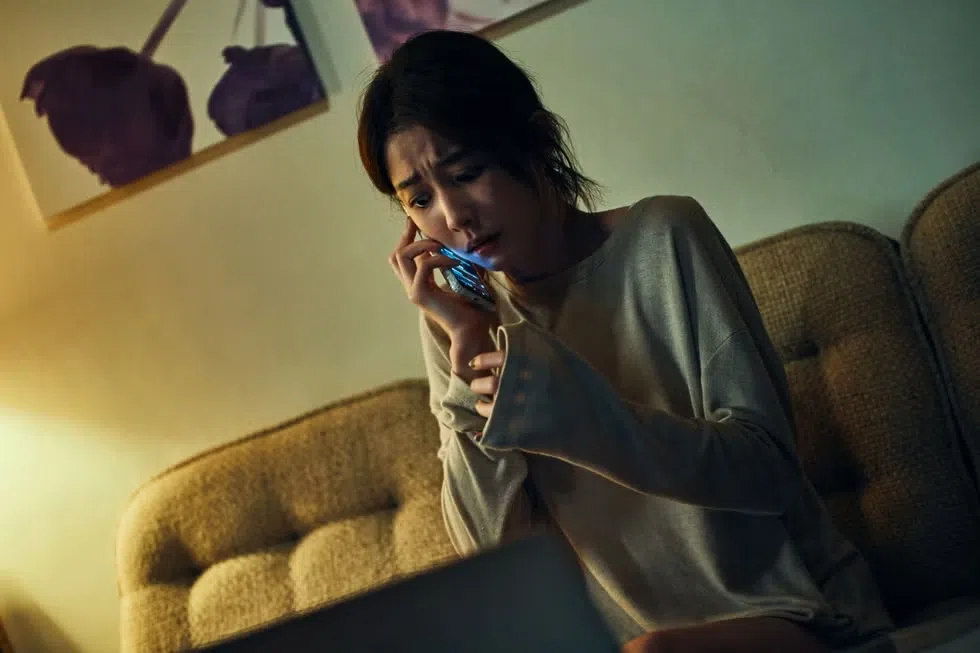 邵雨薇饰演独居女子若娴，某天赫然发现家中来了不速之客。（互联网）