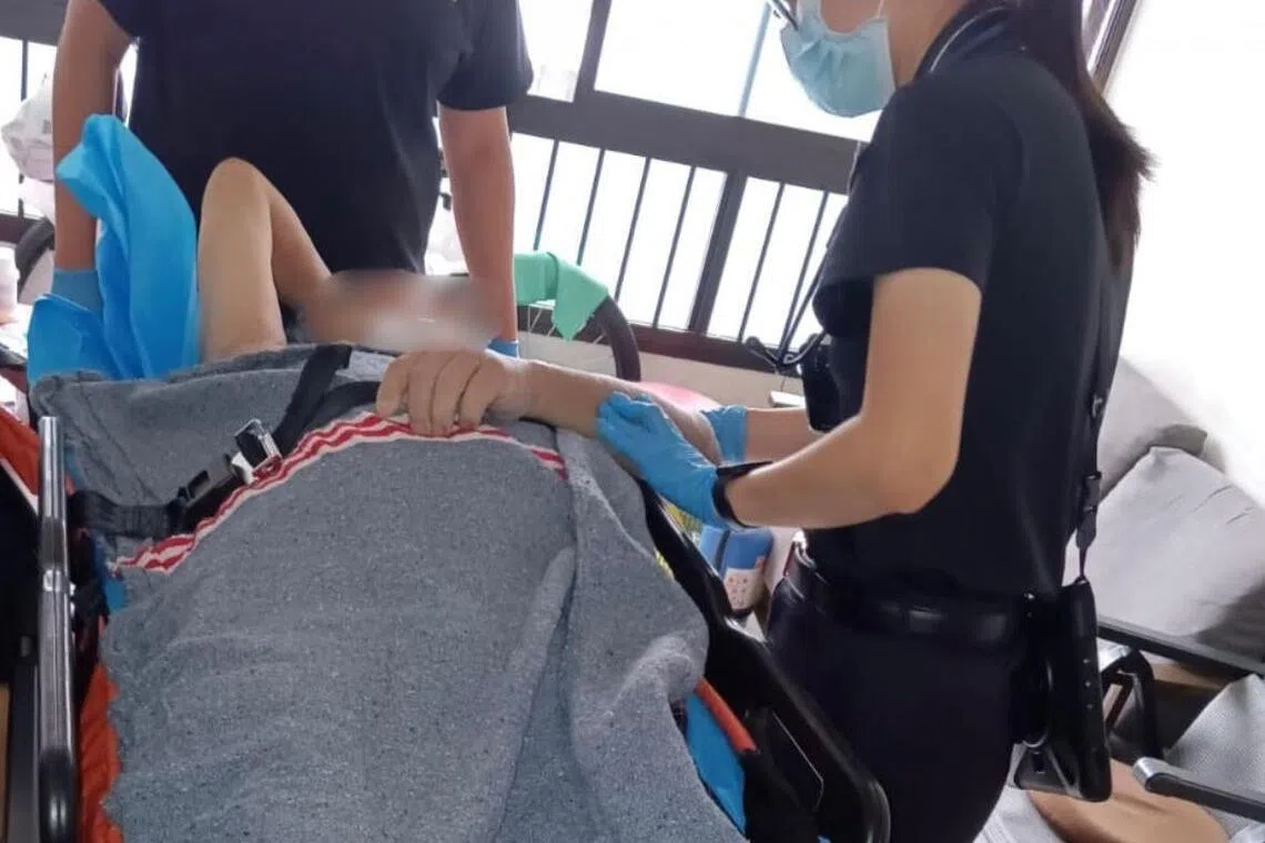 男子的左手脱困后，医疗团队为他实施静脉输液。男子在整个救援过程中保持清醒。（取自新加坡民防部队脸书）