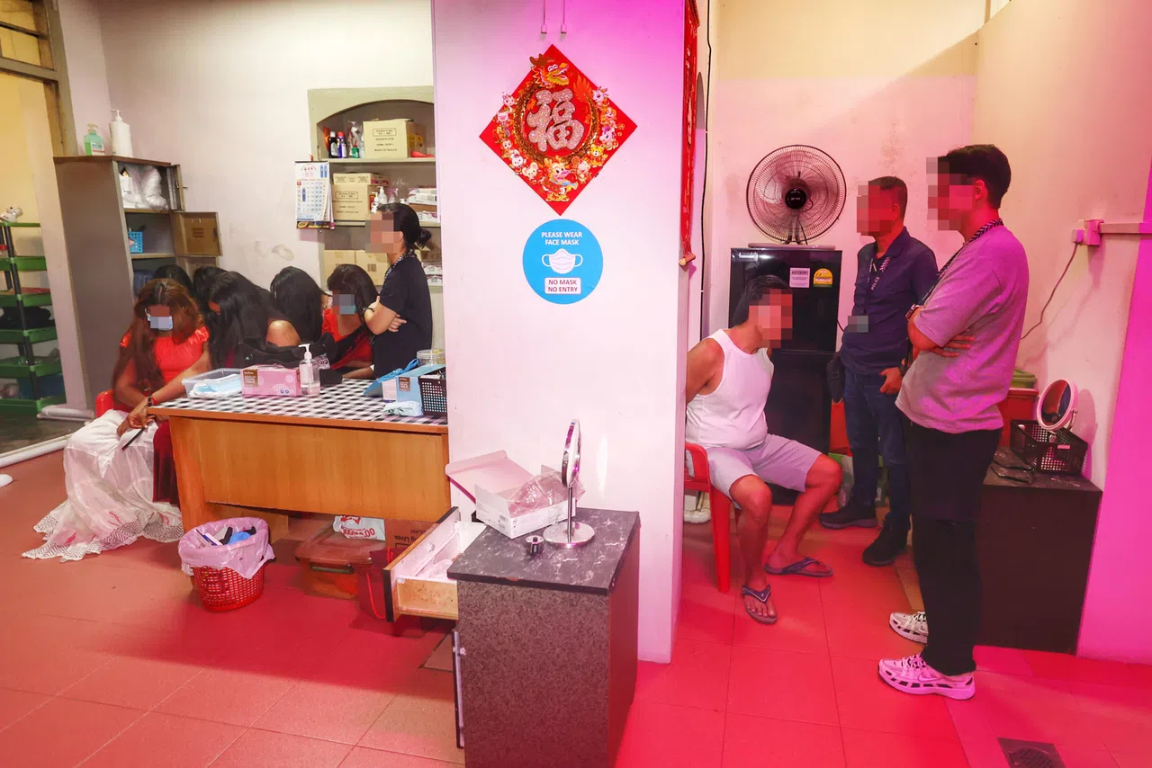七名男子涉卖淫活动落网，当中六人做女性打扮。（郑一鸣摄）
