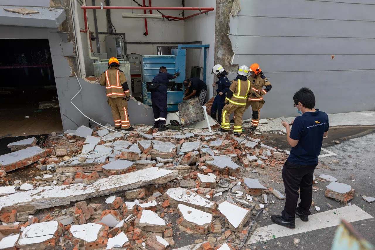 爆炸发生时，碎片飞向毗邻建筑，把建筑的窗口击碎。（档案照片）