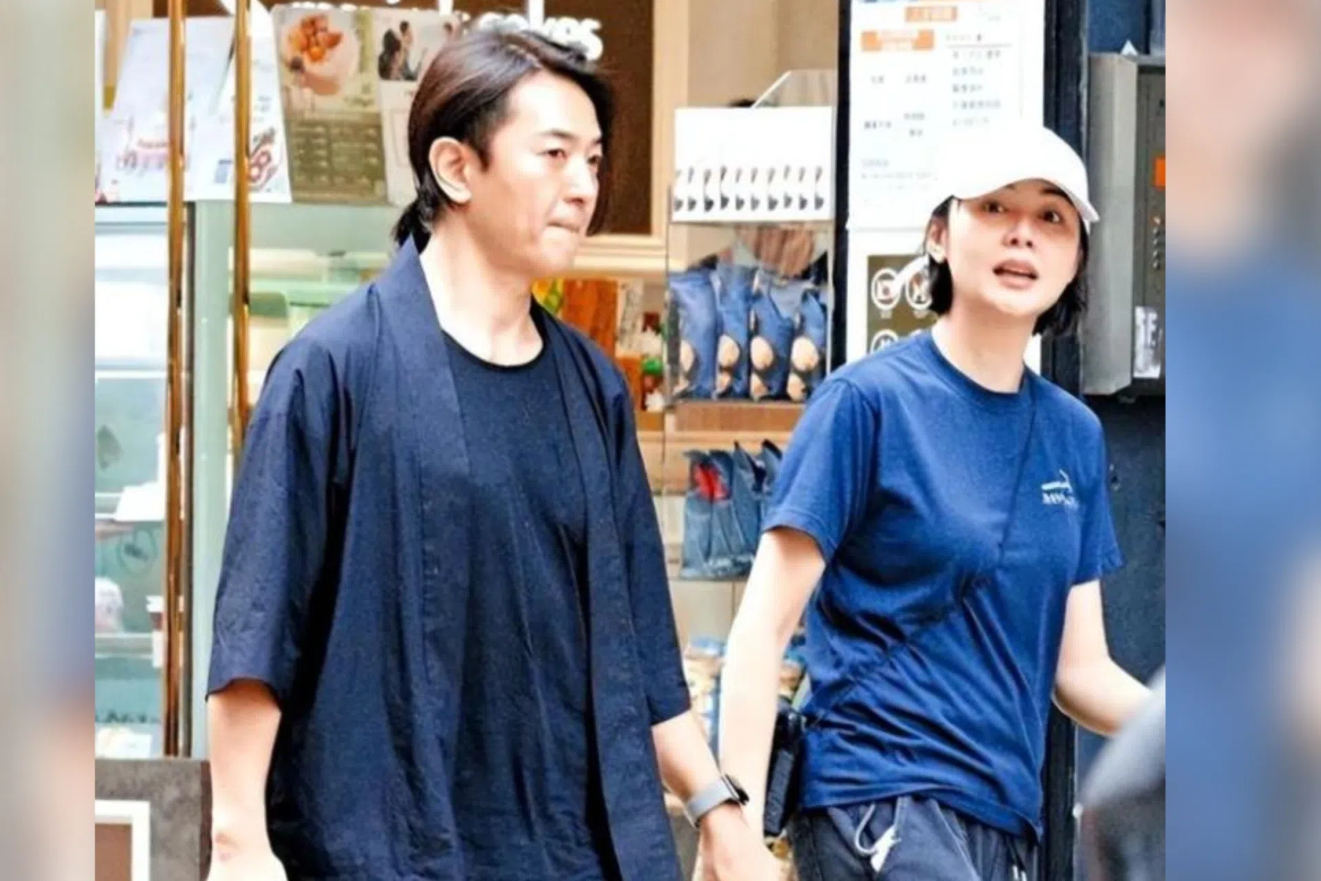 郑伊健（左）和蒙嘉慧经常往返与日本福冈和香港之间，夫妇俩经常被网民在日本街头被网民野生捕获。（互联网）