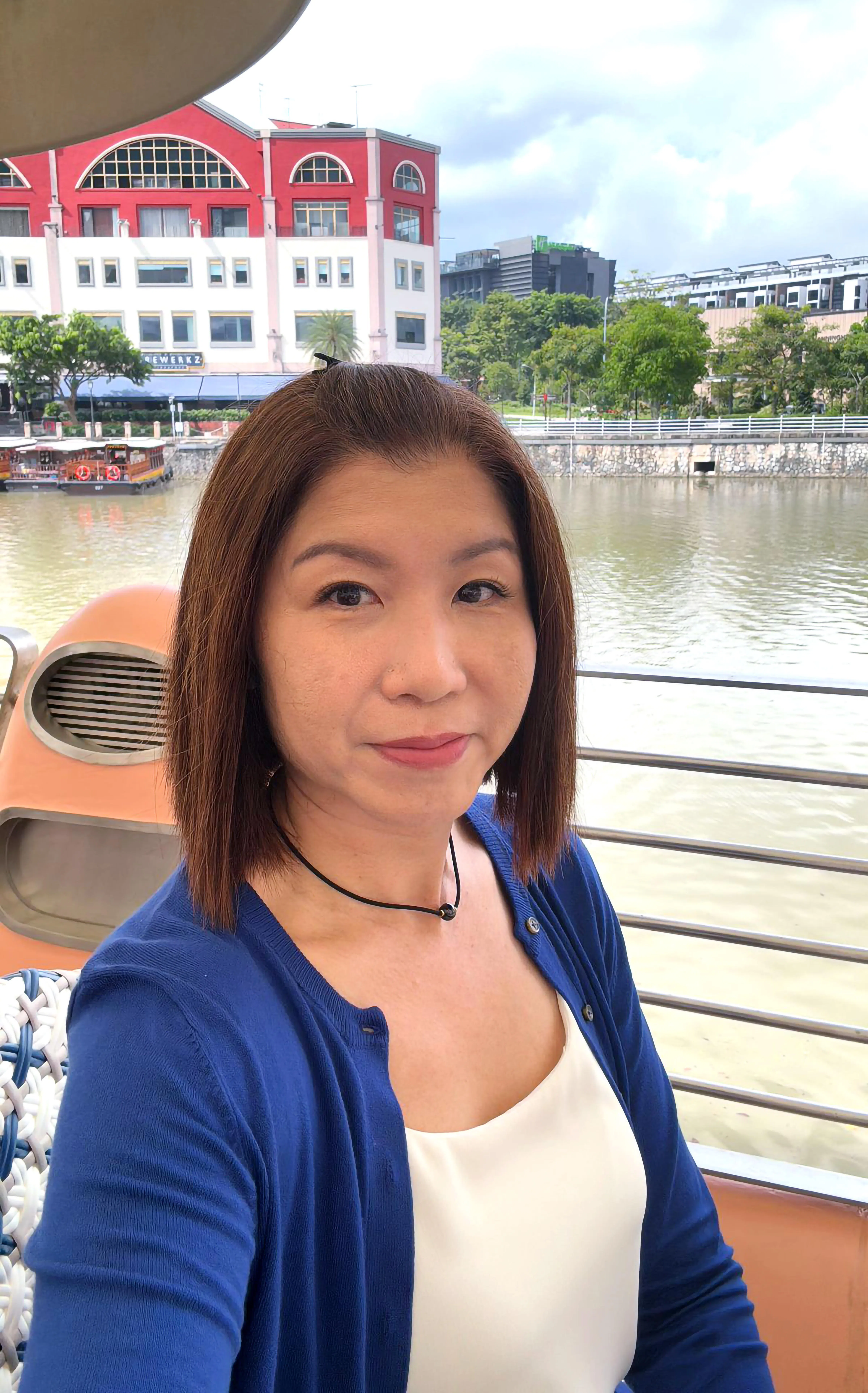 目前是自由业培训师的黄淑卿，20多年前曾为照顾孩子而暂停工作三年，后来重返职场时一度跌跌撞撞，职位和薪金待遇与之前差一大截。她凭努力重新站稳脚步，后来在人力资源行业打拼出一番事业。（受访者提供）