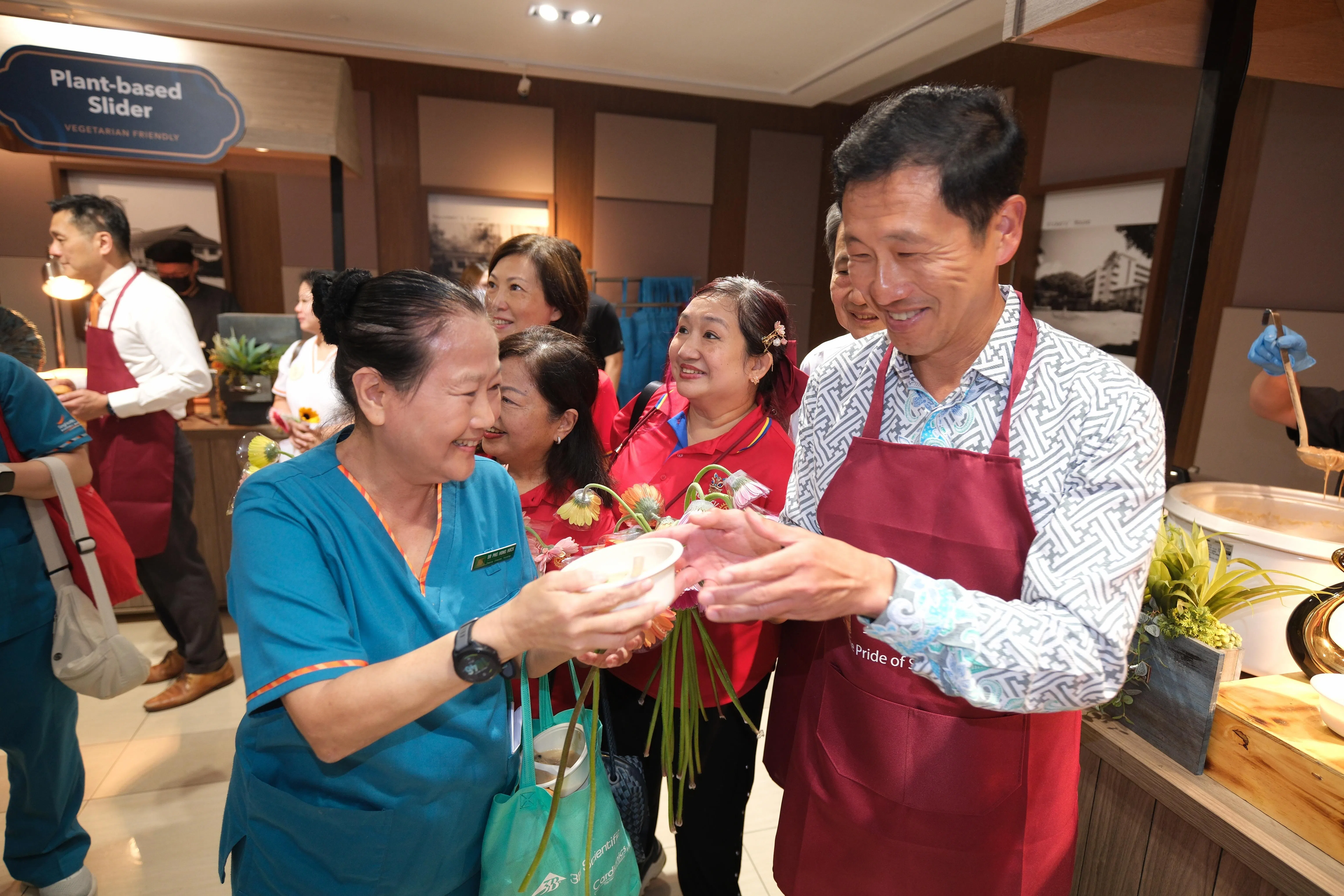 7月29日的新保集团年度护士节庆祝和颁奖活动上，保健卫生部长王乙康（右一）到场慰问平日辛勤工作的护士，图为他向新加坡中央医院护理副主任方凤福，呈上一碗热腾腾的面线。（曾坤顺摄）
