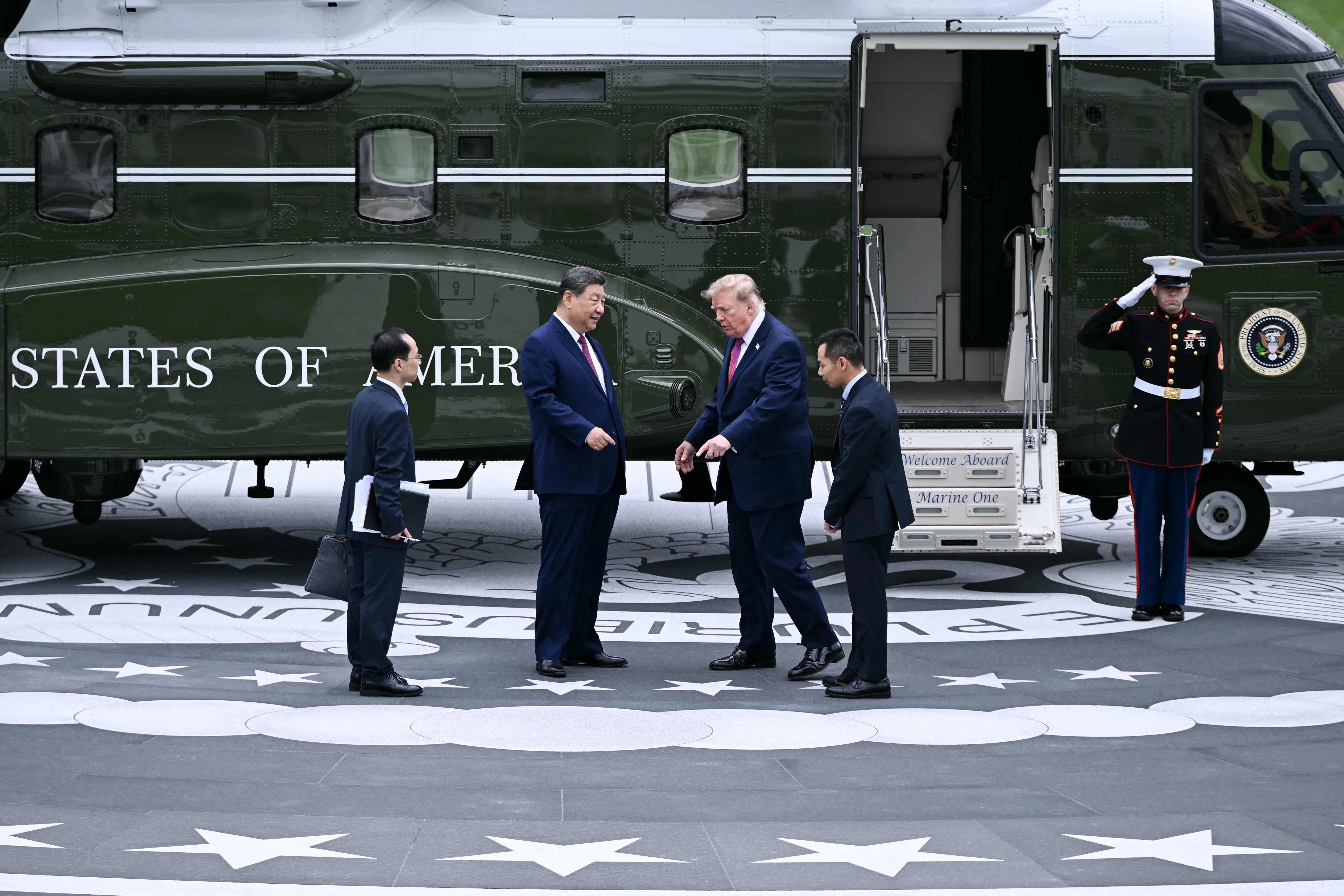 美国总统特朗普星期四（9月24日）在白宫与中国国家主席习近平（左二）会谈后，陪同参观白宫南草坪新建的直升机停机坪。习近平此次访美反复提出构建“中美建设性战略稳定关系”，受访学者认为，两国虽维持正面互动，但在台湾等核心议题上的既有立场并未明显改变。（法新社）（AFP）