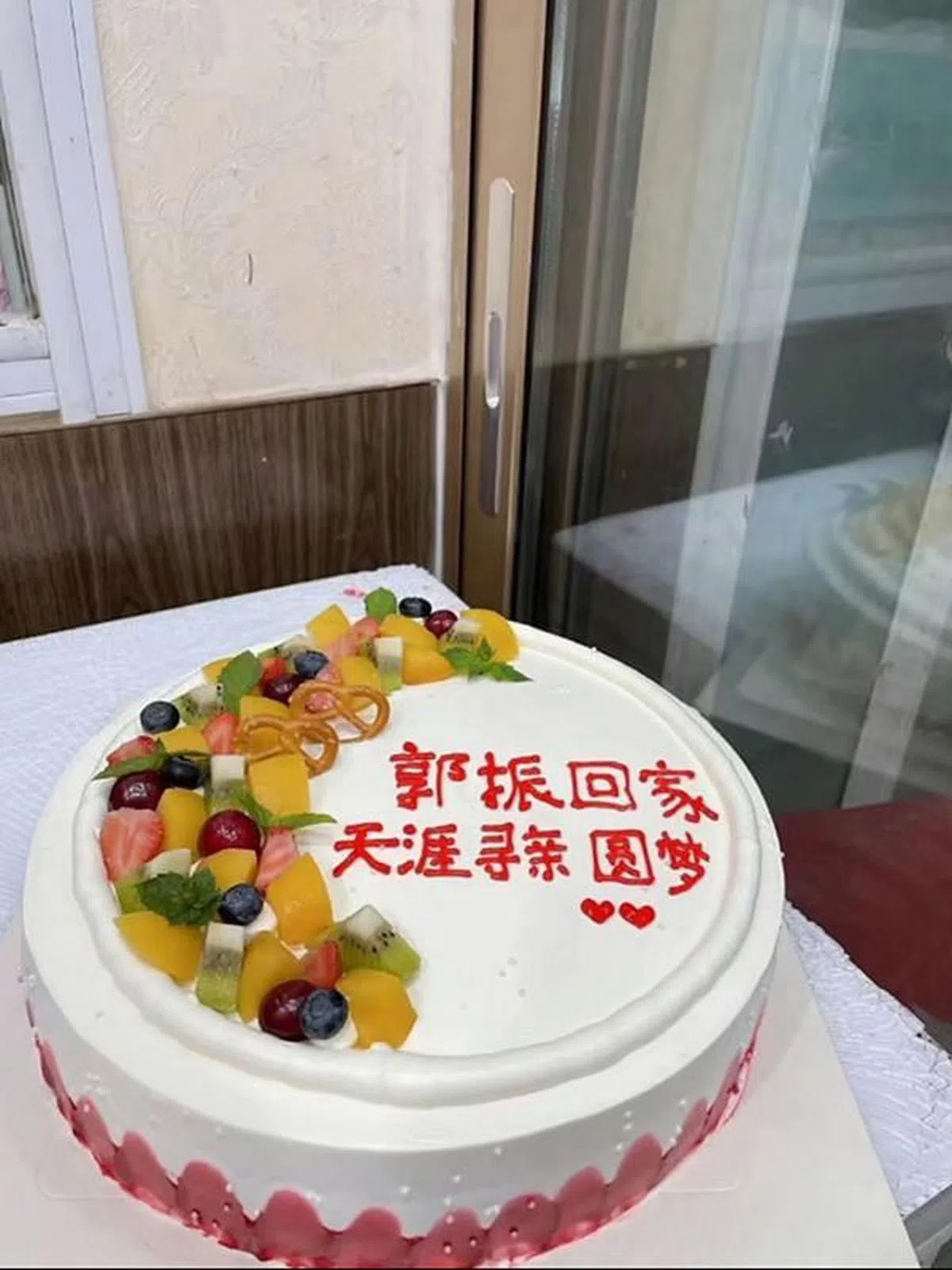 郭新振家人找到他的喜悦，全表露在蛋糕上了。（互联网）