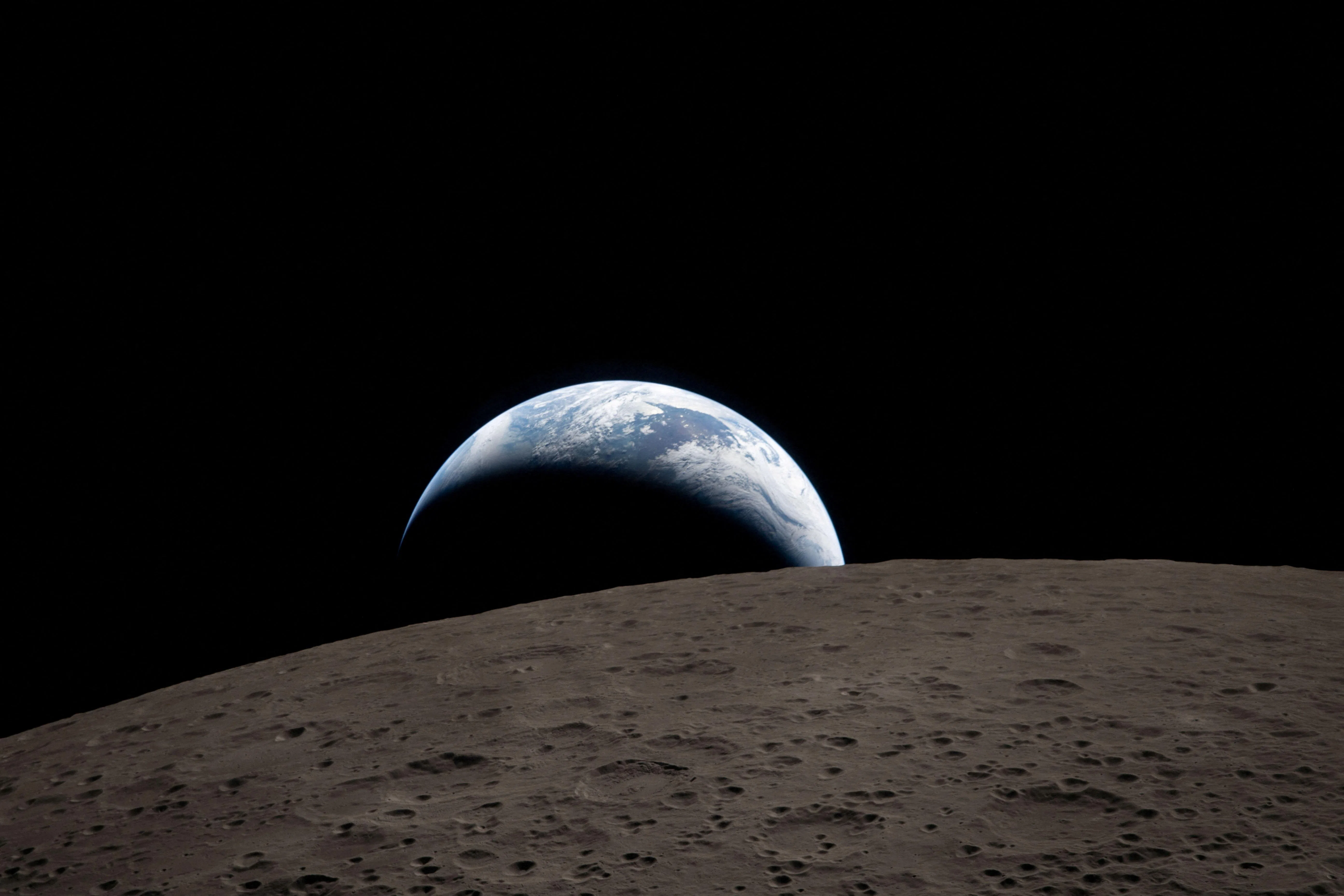 美东时间4月6日傍晚6点41分（新加坡时间7日早上6时41分），宇航员绕过月球后，通过猎户座飞船舷窗拍摄到的地球景象。（路透社）