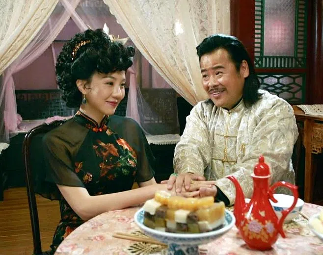 韦家雄（右）饰演恶霸金士豪，经营嫖赌毒生意，左为饰演青楼老板的甄采浠。